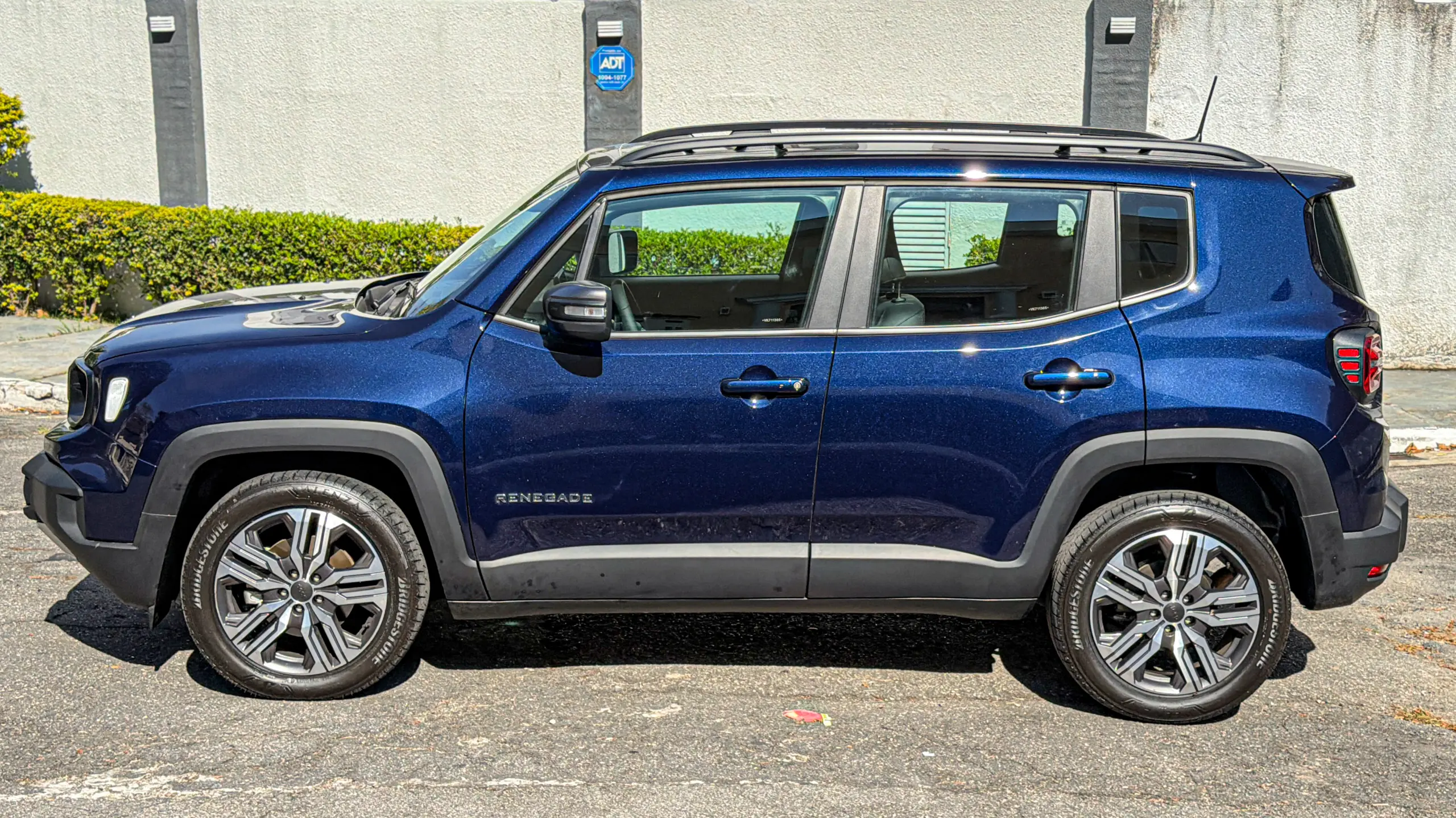 Jeep Renegade Lontidude MHEV na cor Azul Jazz estático para avaliação e teste