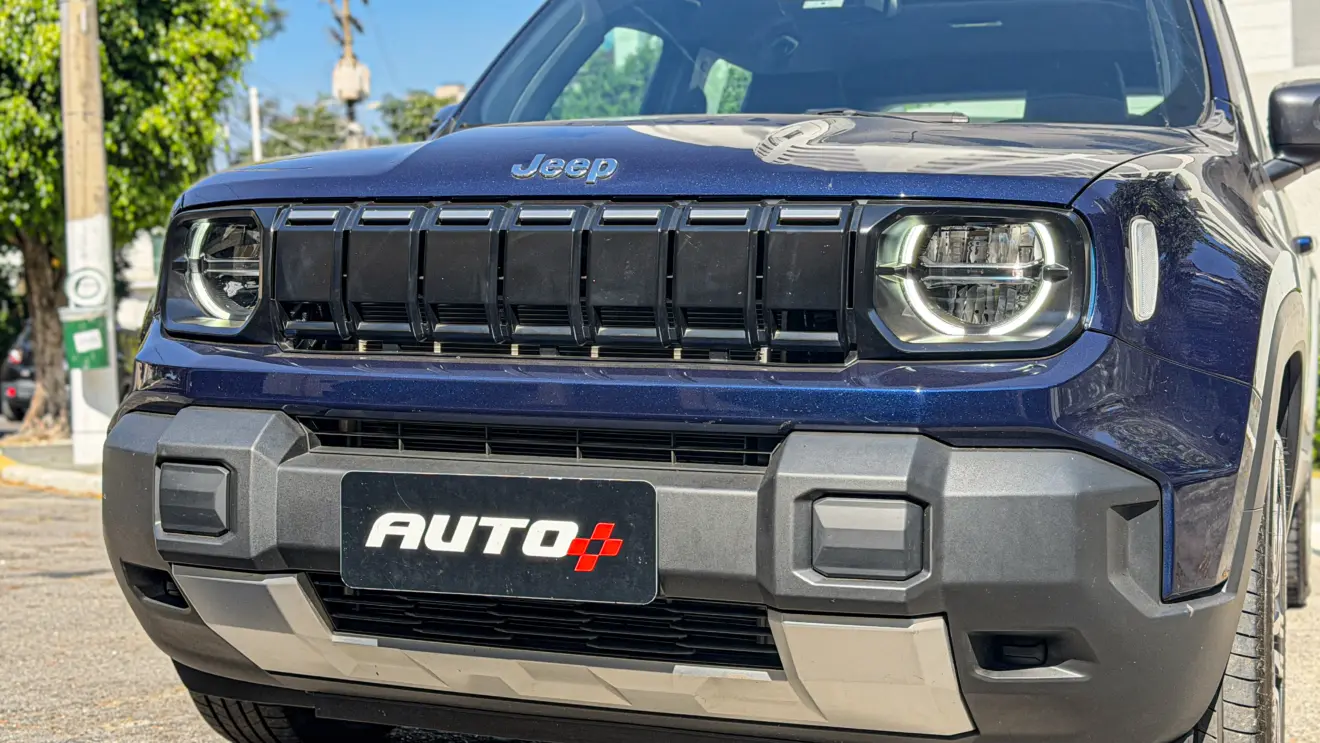 Jeep Renegade Lontidude MHEV na cor Azul Jazz estático para avaliação e teste