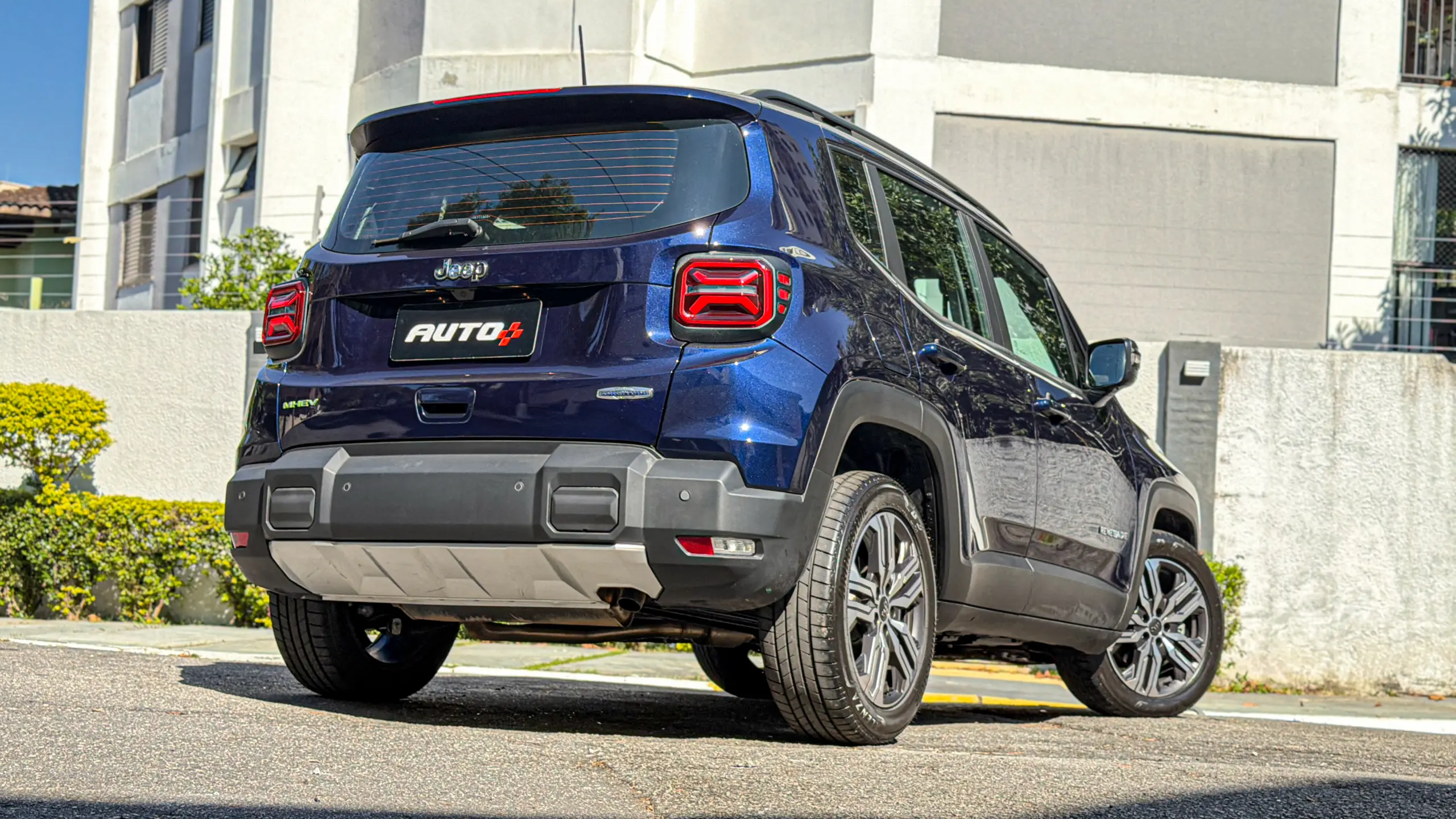 Jeep Renegade Lontidude MHEV na cor Azul Jazz estático para avaliação e teste