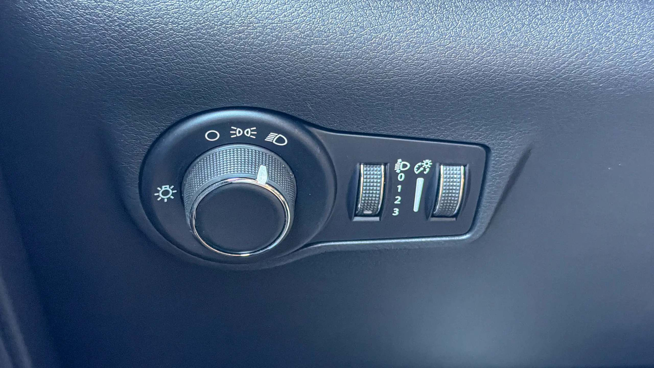 Jeep Renegade Lontidude MHEV na cor Azul Jazz e seu interior e cabine para avaliação e teste
