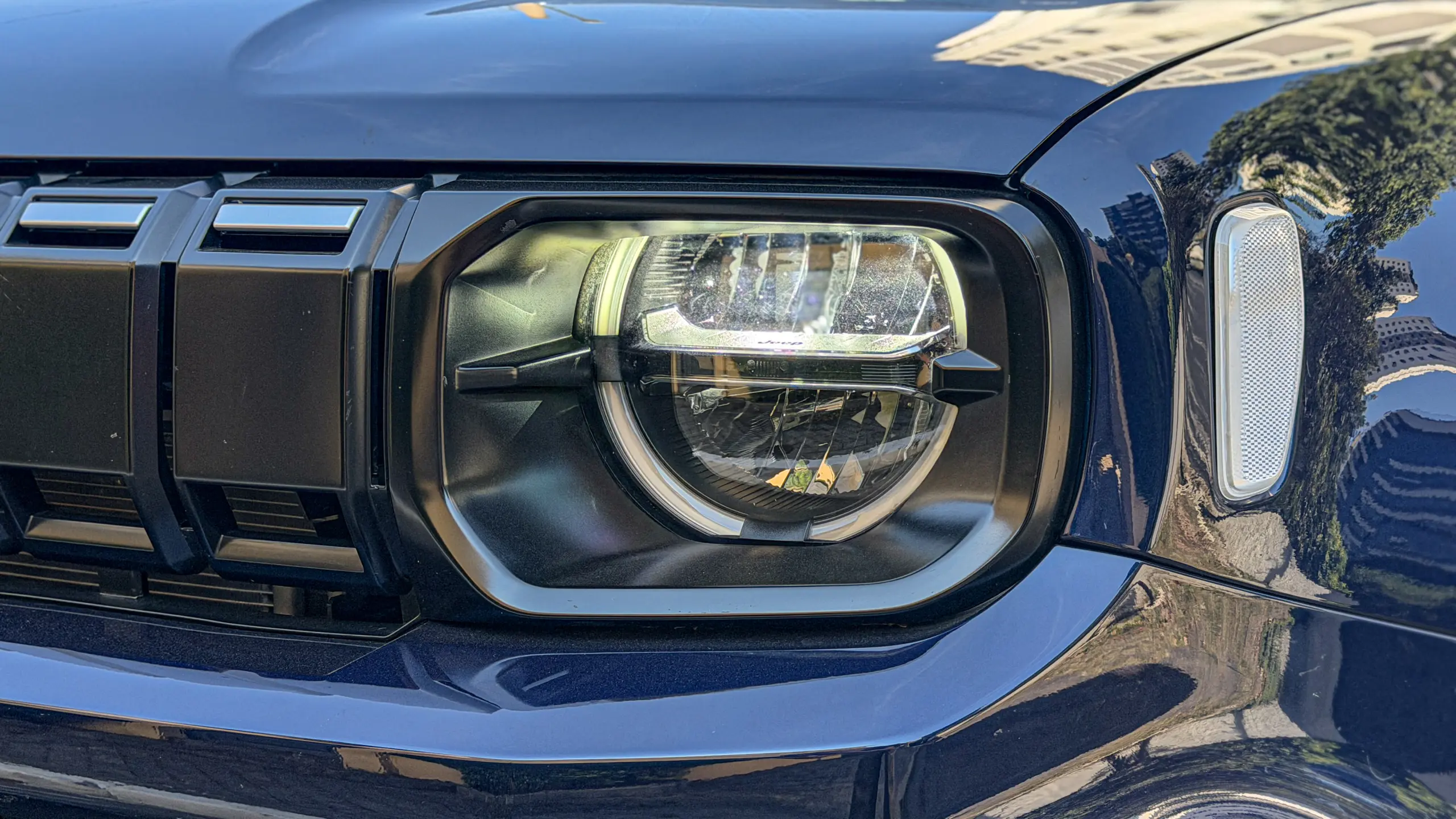 Jeep Renegade Lontidude MHEV na cor Azul Jazz estático para avaliação e teste