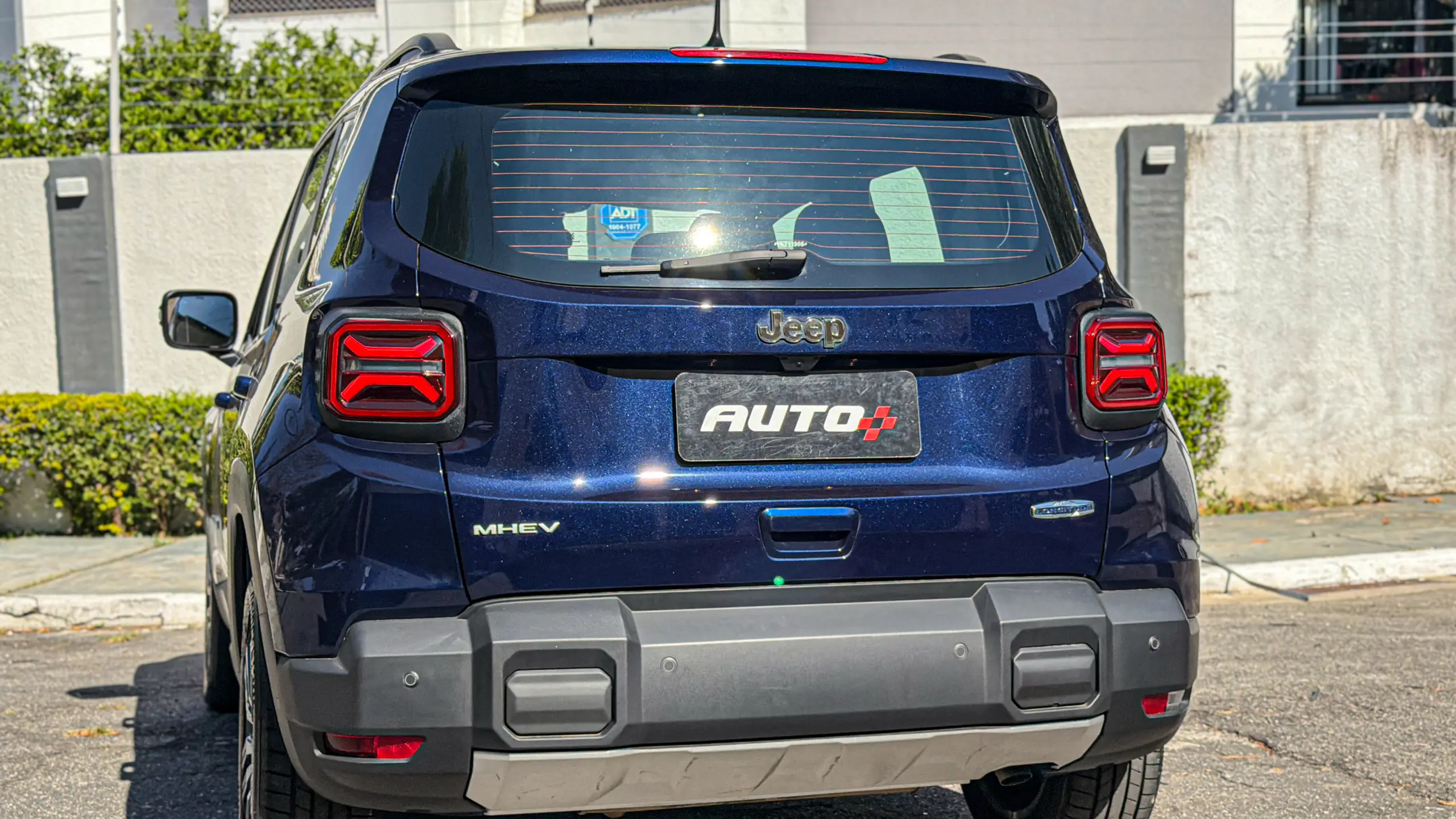 Jeep Renegade Lontidude MHEV na cor Azul Jazz estático para avaliação e teste