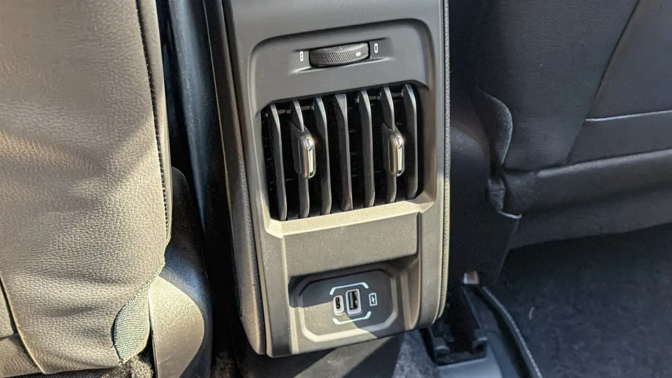 Jeep Renegade Lontidude MHEV na cor Azul Jazz e seu interior e cabine para avaliação e teste