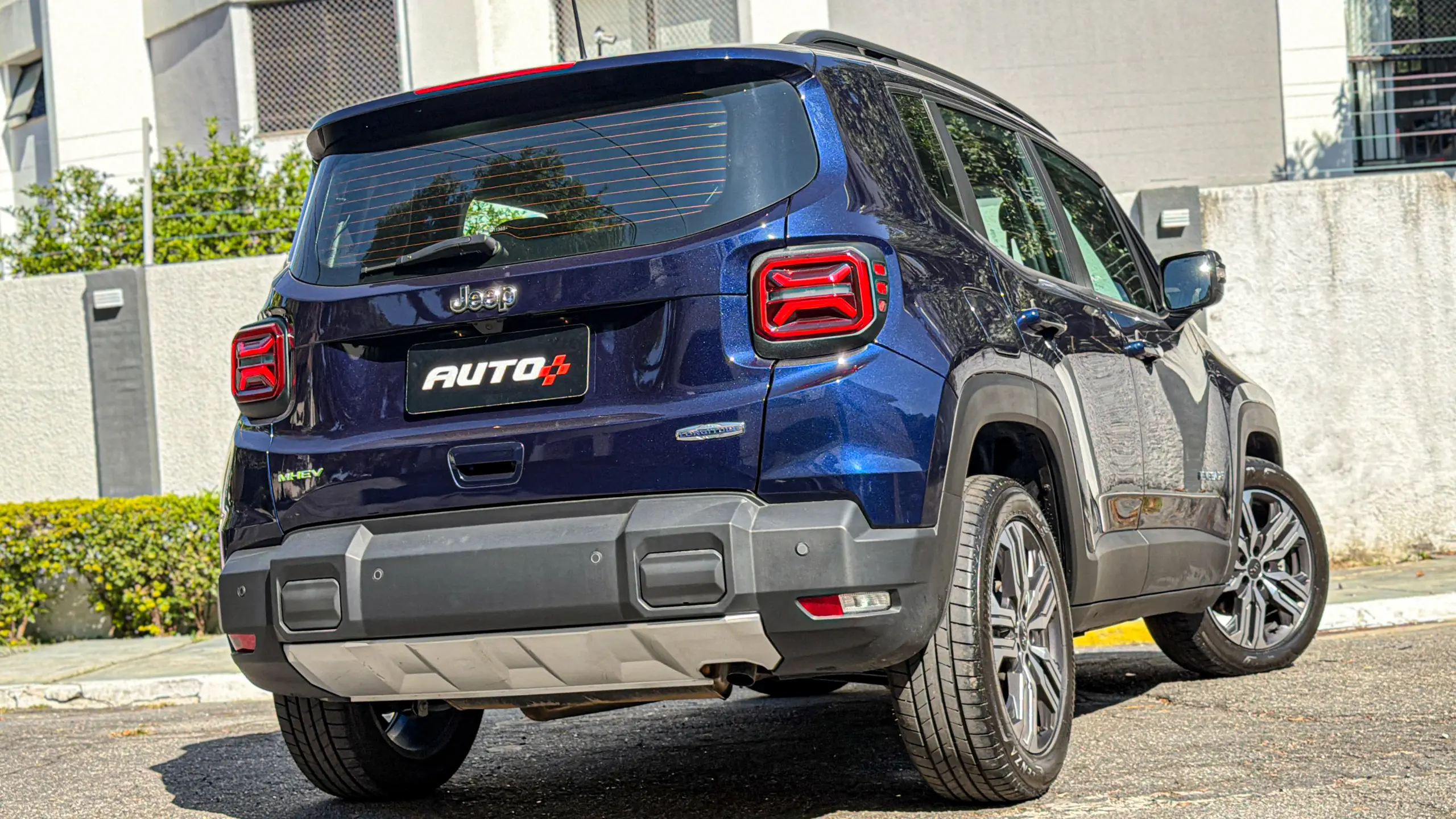 Jeep Renegade Lontidude MHEV na cor Azul Jazz estático para avaliação e teste