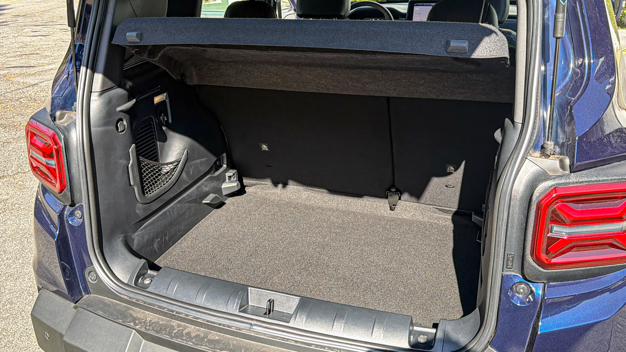 Jeep Renegade Lontidude MHEV na cor Azul Jazz e seu porta-malas para avaliação e teste
