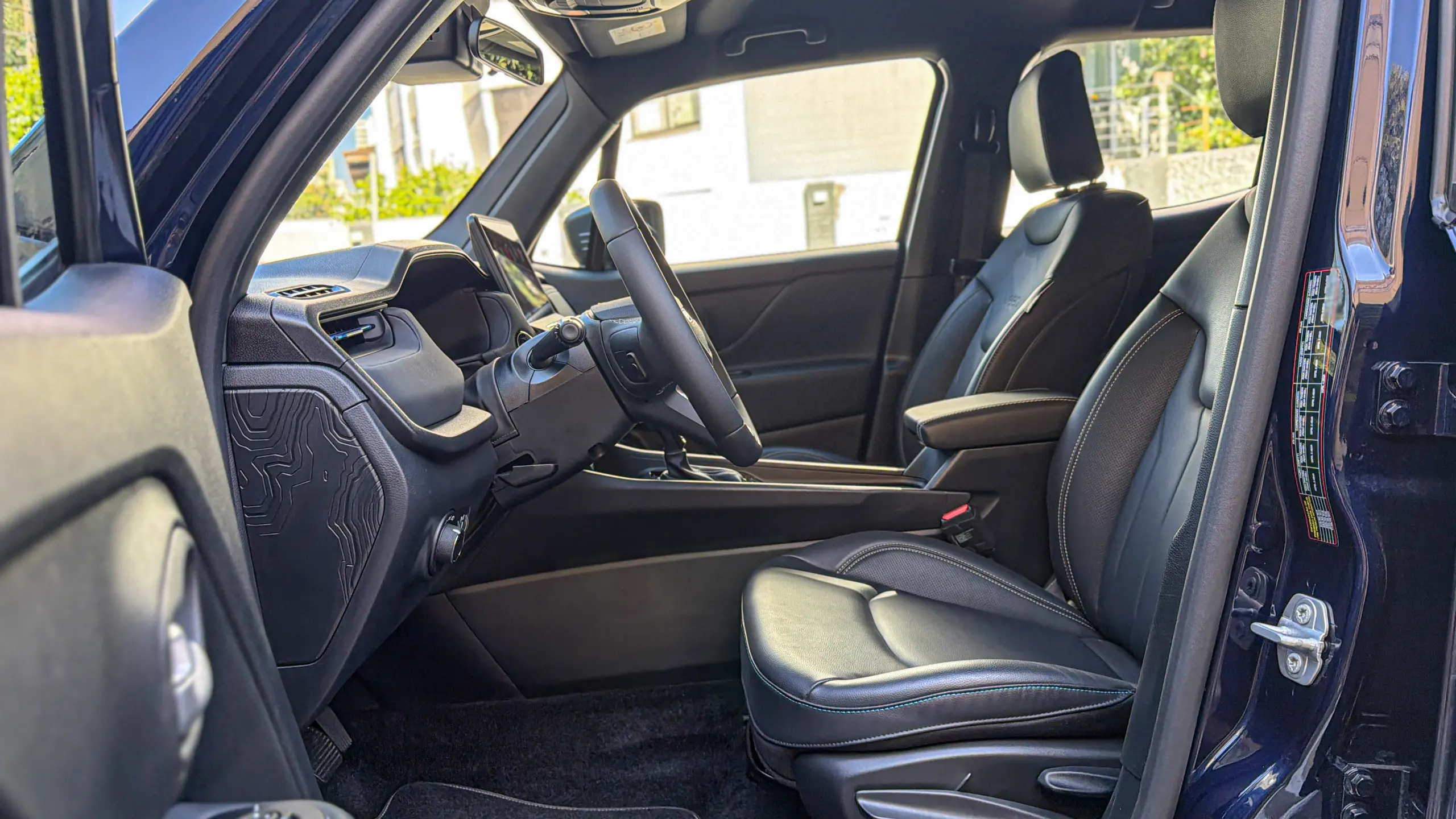 Jeep Renegade Lontidude MHEV na cor Azul Jazz e seu interior e cabine para avaliação e teste