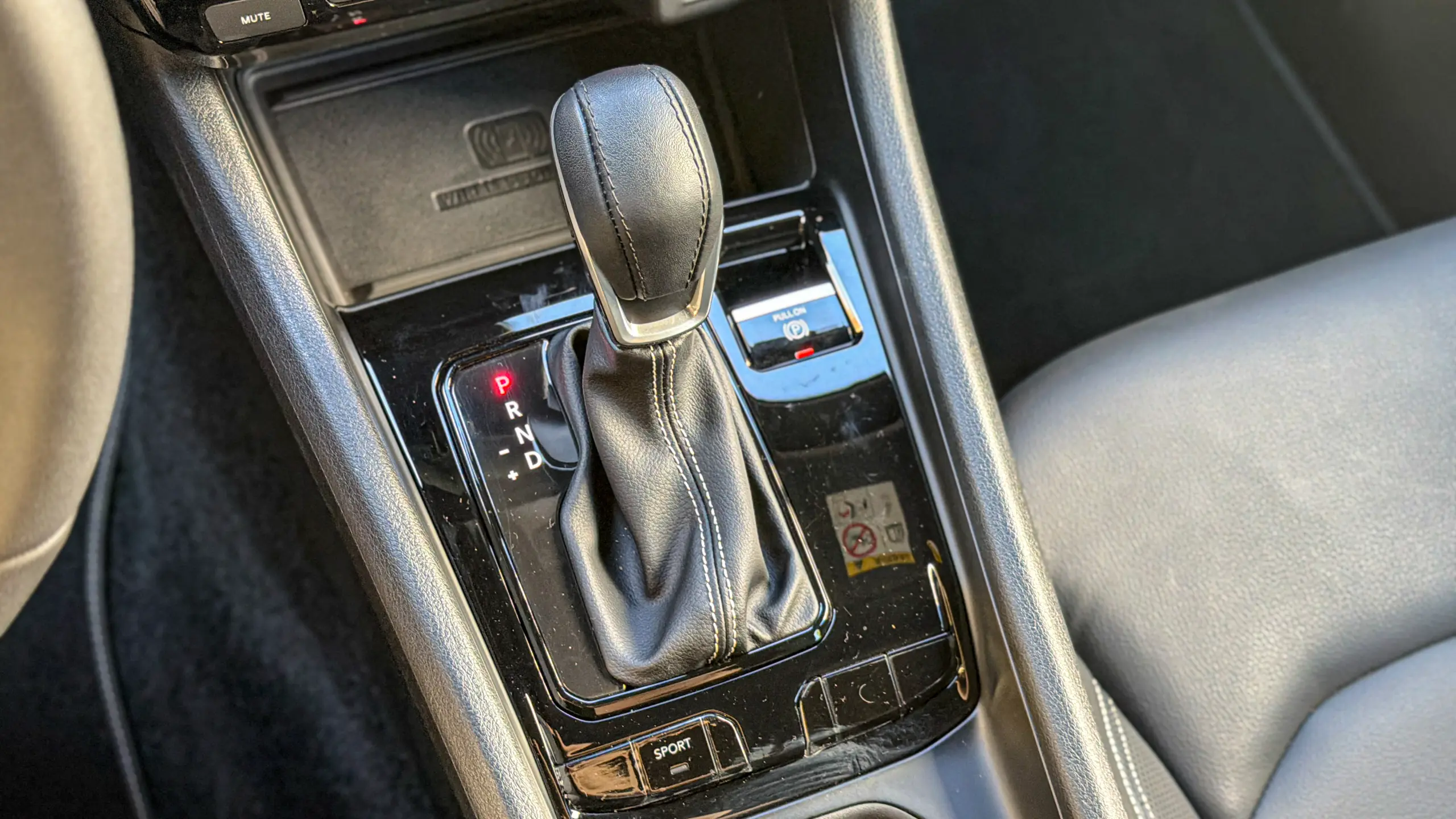 Jeep Renegade Lontidude MHEV na cor Azul Jazz e seu interior e cabine para avaliação e teste