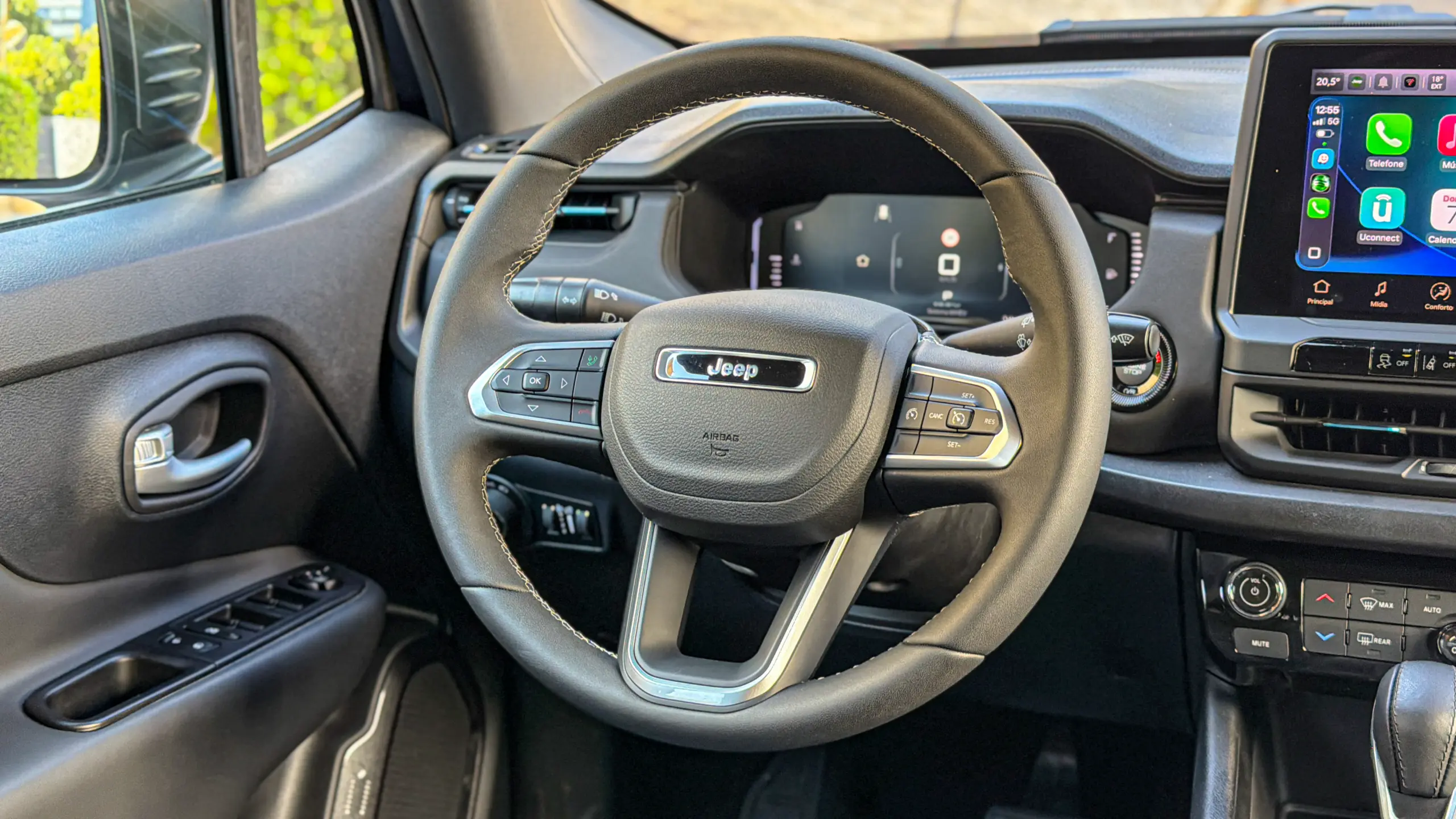 Jeep Renegade Lontidude MHEV na cor Azul Jazz e seu interior e cabine para avaliação e teste