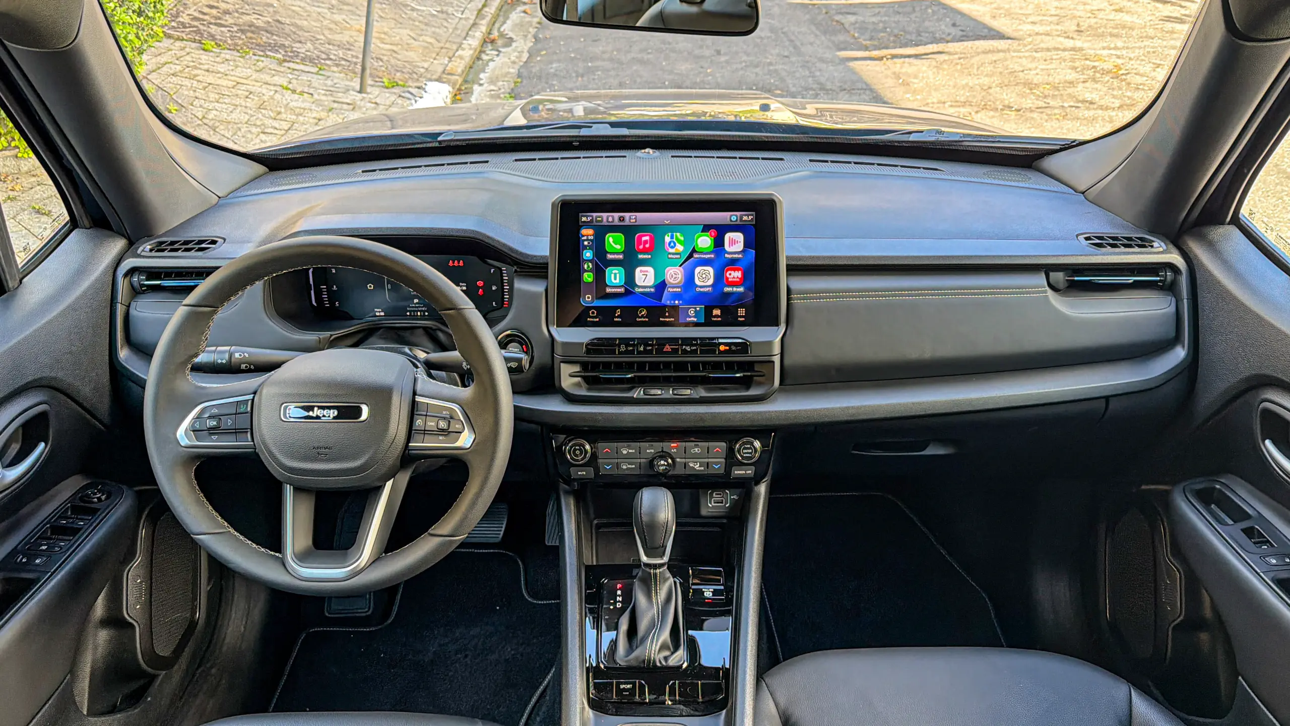 Jeep Renegade Lontidude MHEV na cor Azul Jazz e seu interior e cabine para avaliação e teste