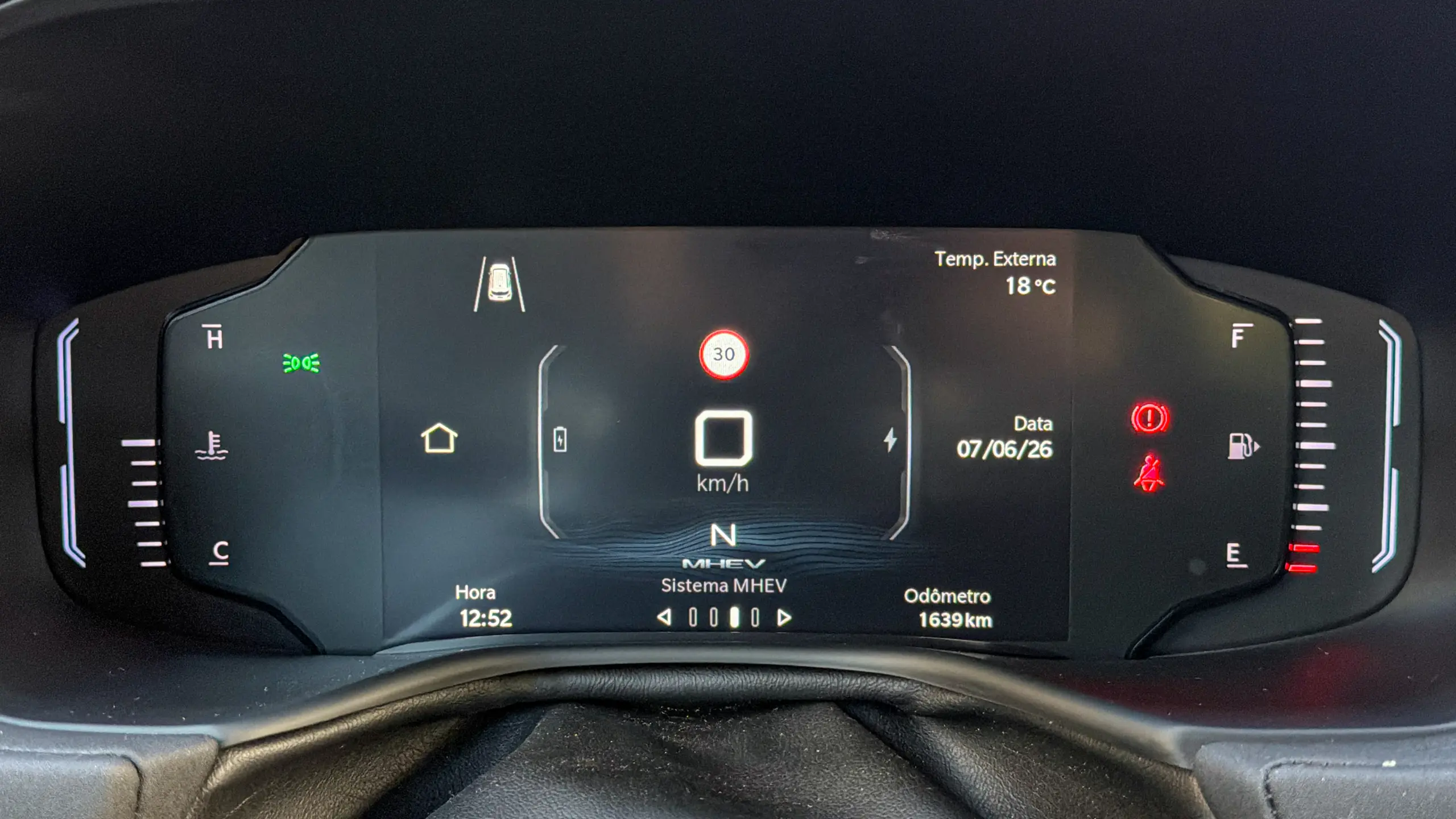 Jeep Renegade Lontidude MHEV na cor Azul Jazz e seu interior e cabine para avaliação e teste