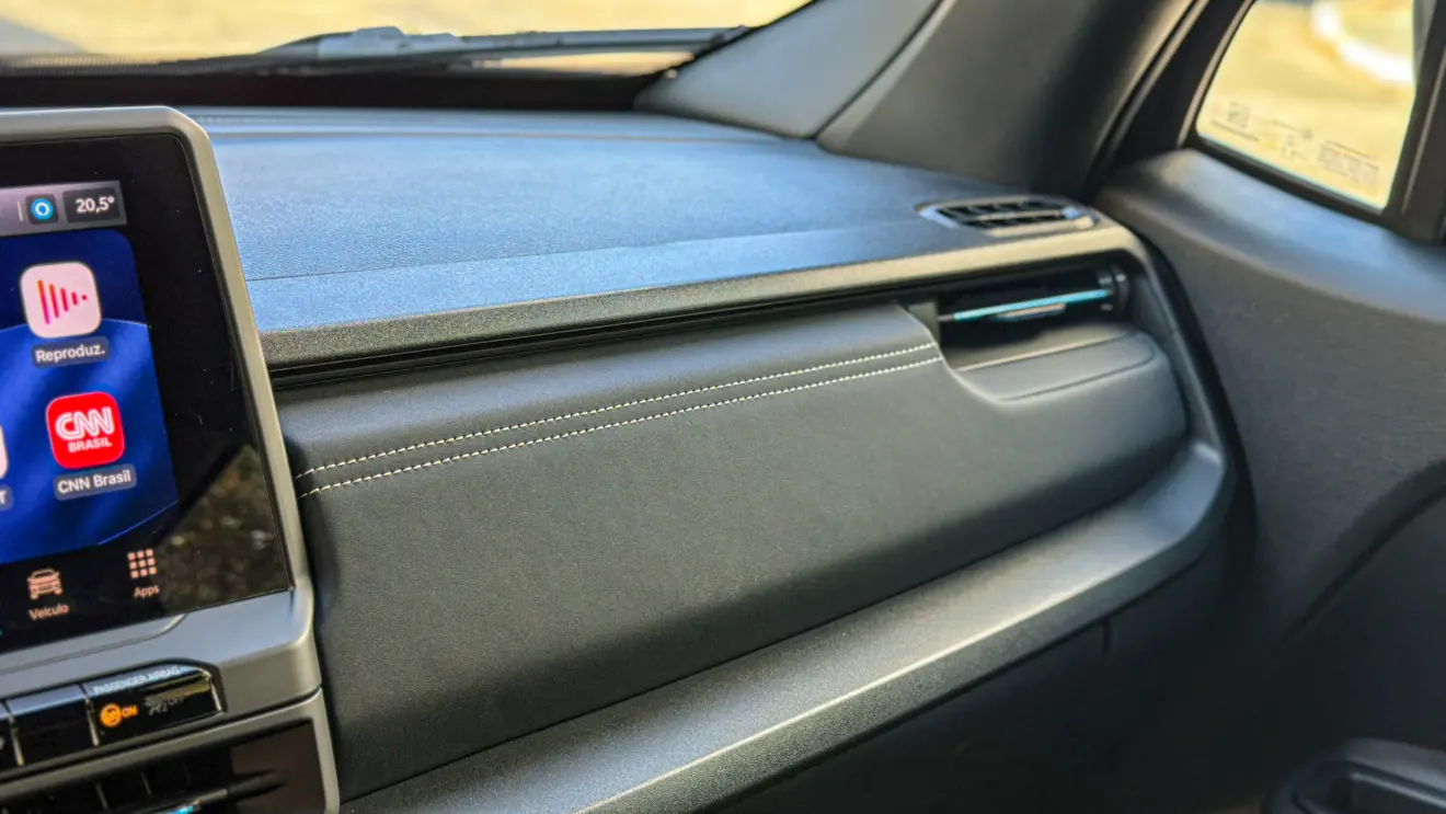 Jeep Renegade Lontidude MHEV na cor Azul Jazz e seu interior e cabine para avaliação e teste