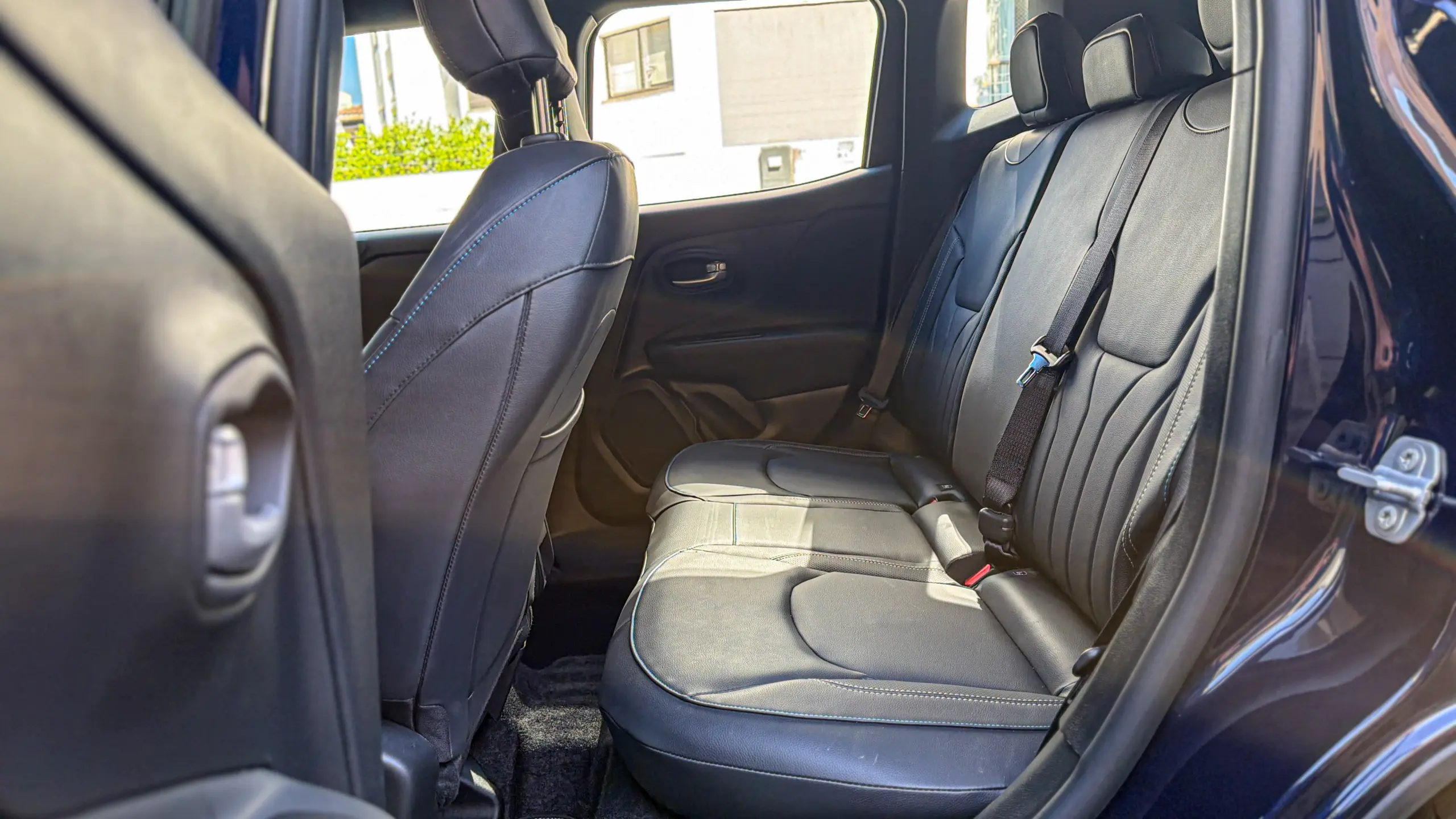 Jeep Renegade Lontidude MHEV na cor Azul Jazz e seu interior e cabine para avaliação e teste