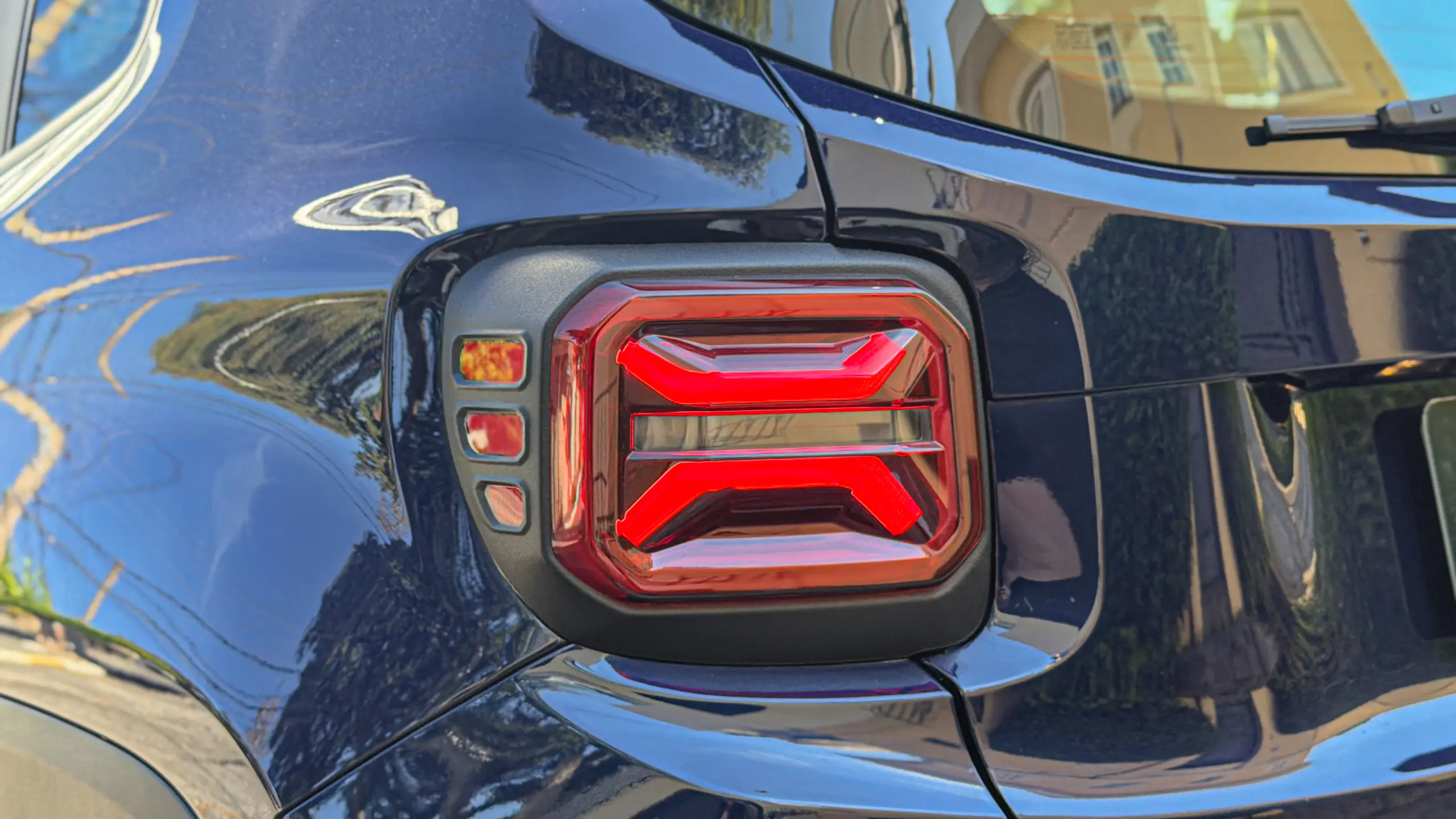 Jeep Renegade Lontidude MHEV na cor Azul Jazz estático para avaliação e teste
