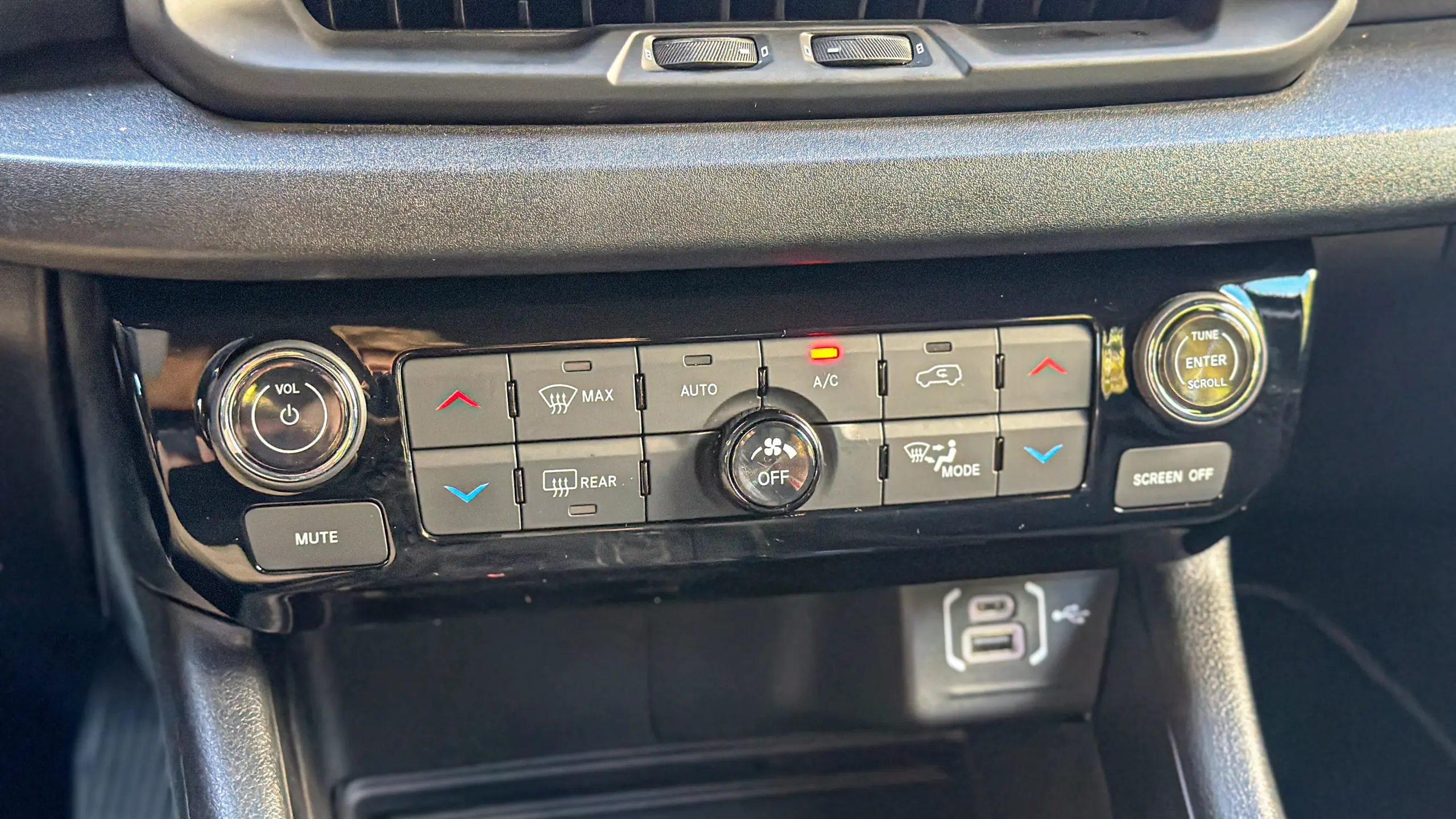 Jeep Renegade Lontidude MHEV na cor Azul Jazz e seu interior e cabine para avaliação e teste