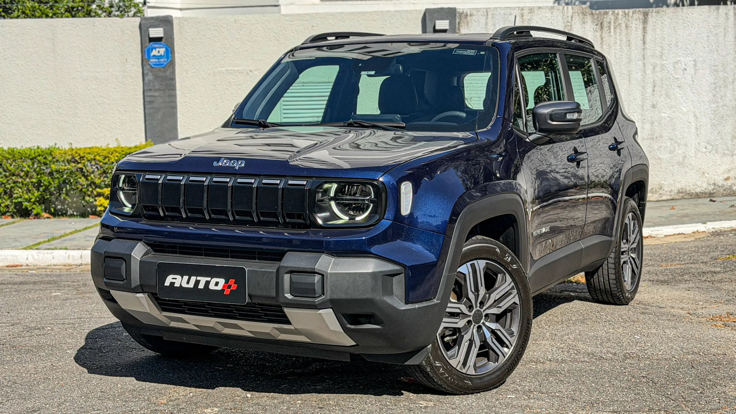 Jeep Renegade Lontidude MHEV na cor Azul Jazz estático para avaliação e teste