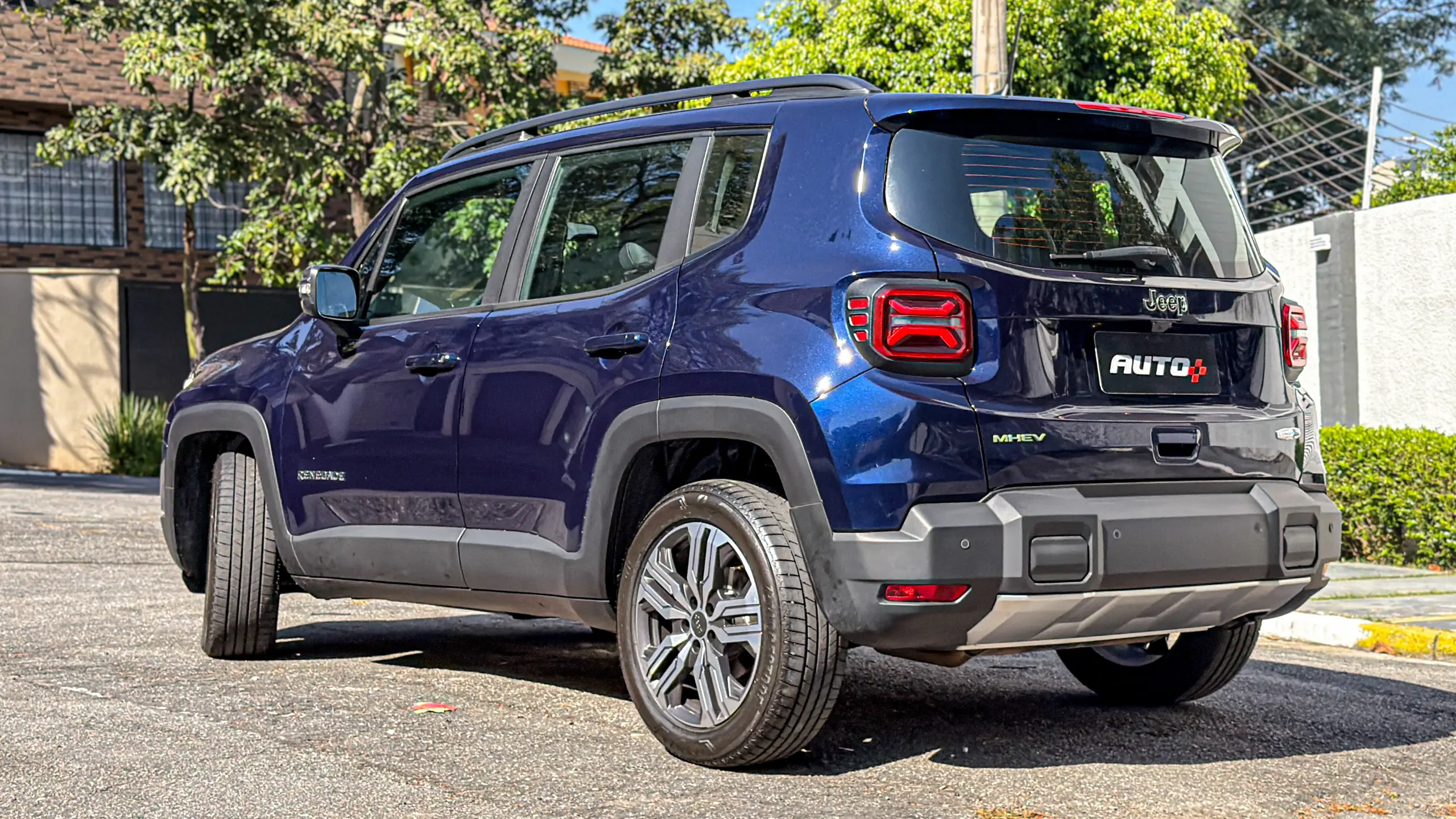 Jeep Renegade Lontidude MHEV na cor Azul Jazz estático para avaliação e teste