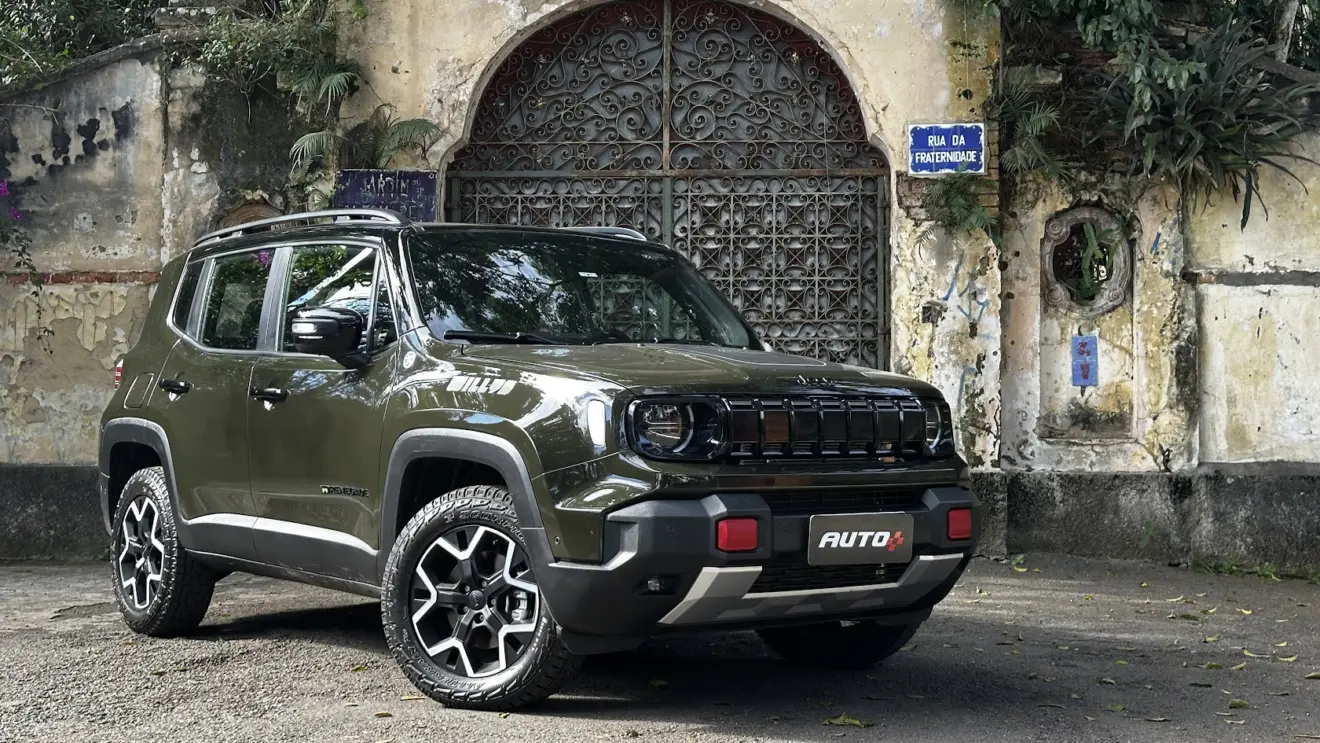 Jeep Renegade Willys T270 4x4 verde parado de frente com portão ao fundo