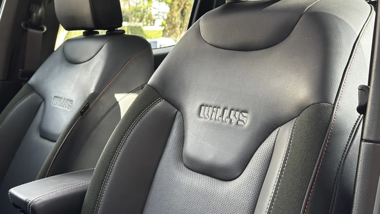Detalhe Willys no encosto do banco dianteiro do Jeep Renegade Willys T270 4x4
