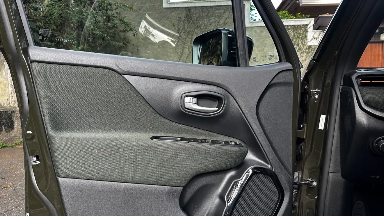 Lateral de porta dianteira do Jeep Renegade Willys T270 4x4 