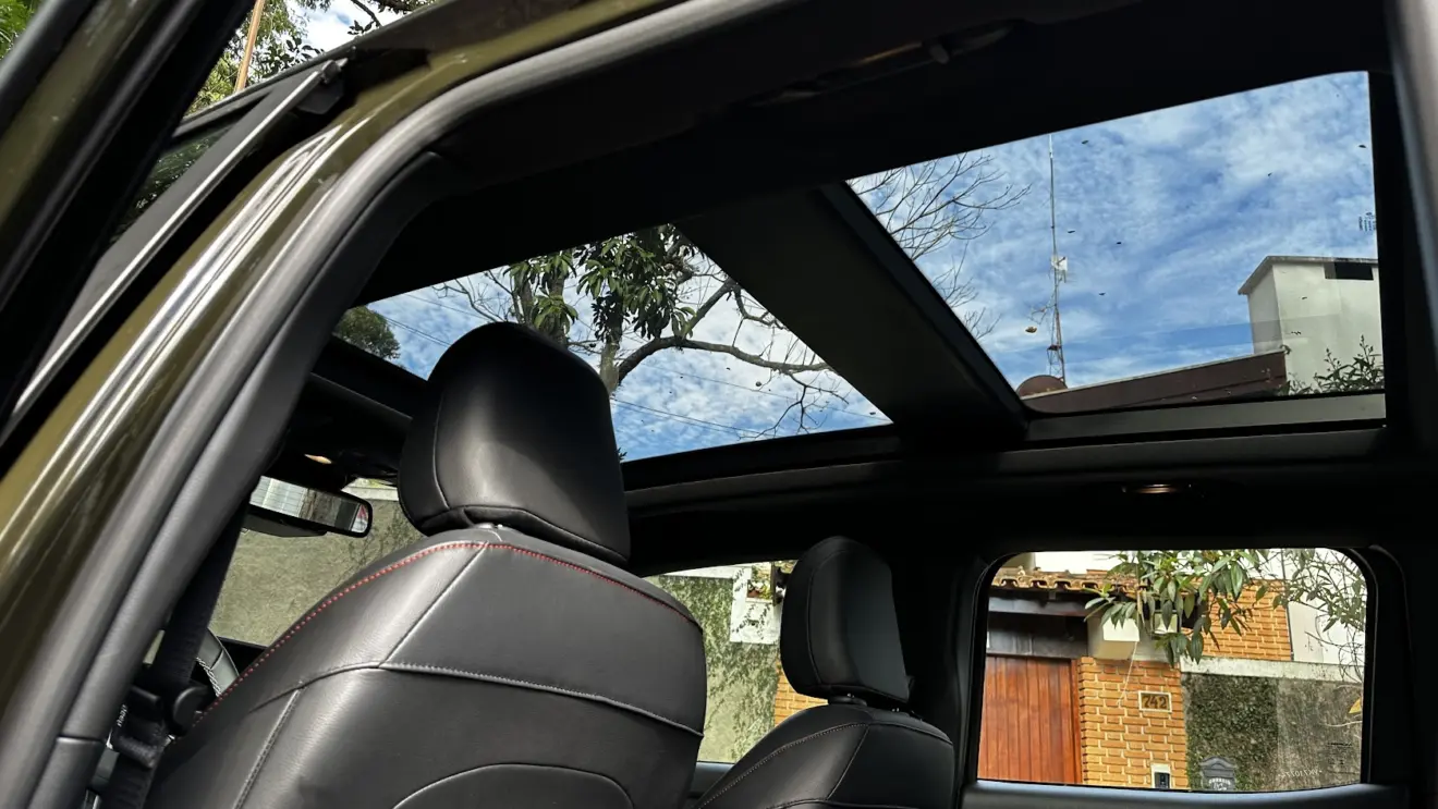 Teto solar panorâmico do Jeep Renegade Willys T270 4x4 