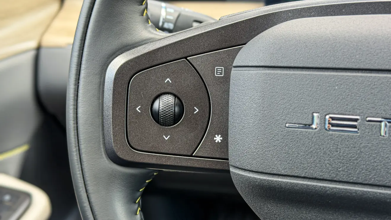 Jetour S06 Premium na cor Verde Aurora e seu interior para teste e avaliação