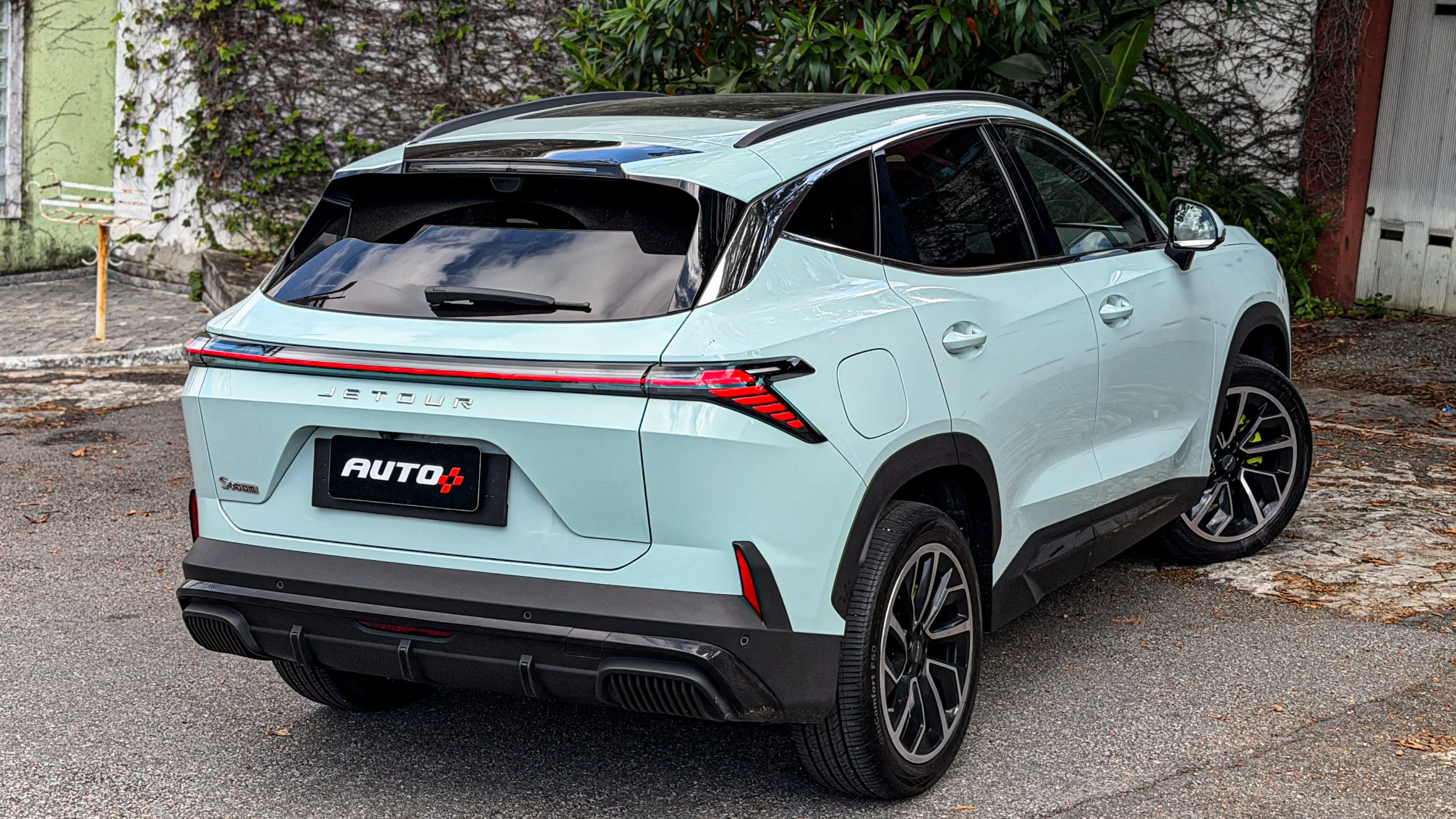 Jetour S06 Premium na cor Verde Aurora estático para teste e avaliação