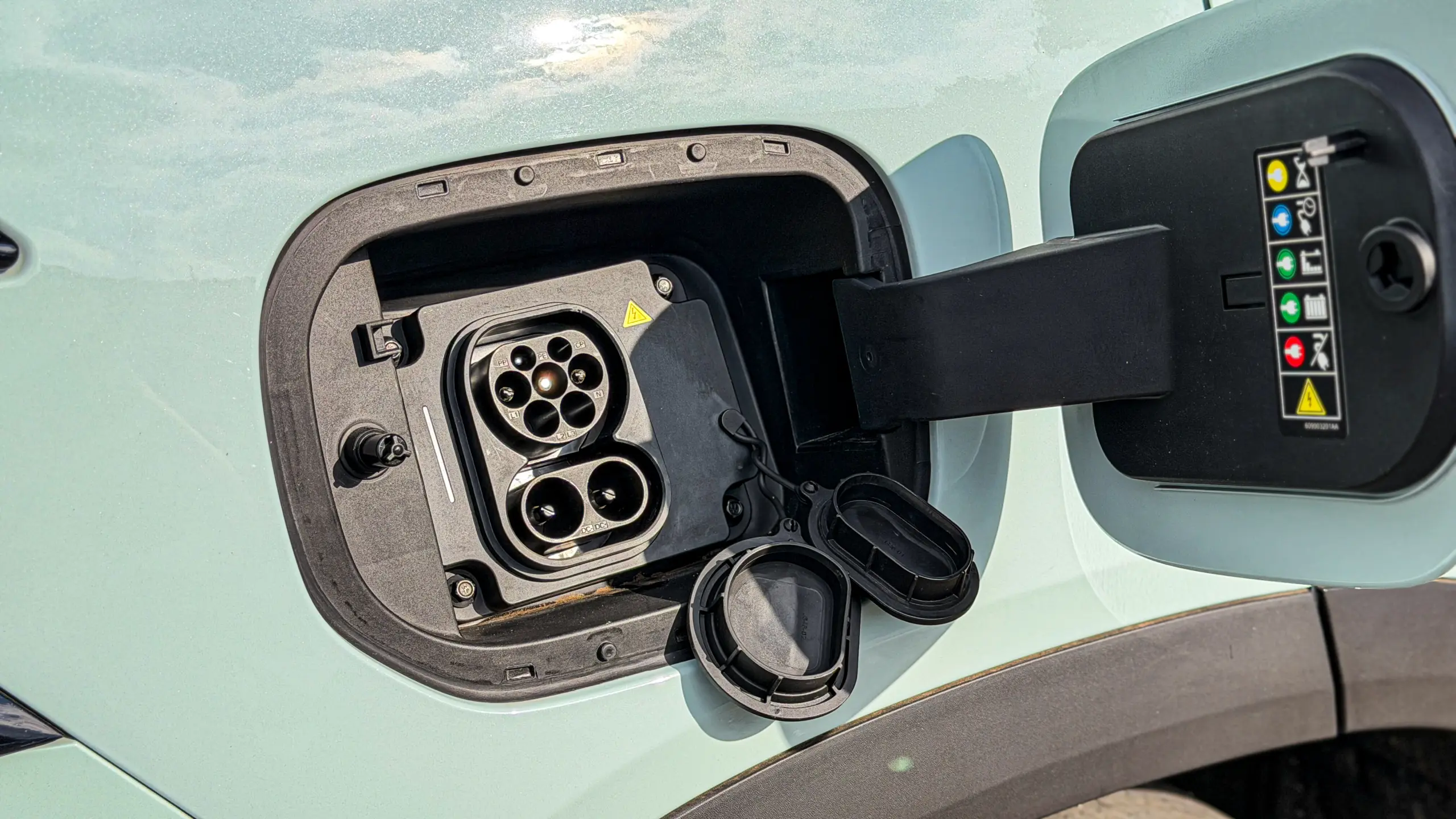 Jetour S06 Premium na cor Verde Aurora e seu bocal de carregamento para teste e avaliação