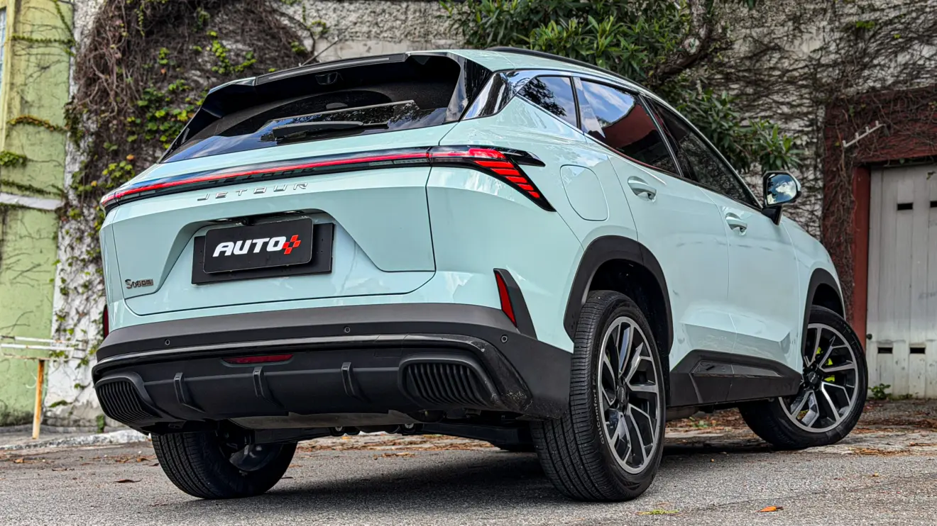 Jetour S06 Premium na cor Verde Aurora estático para teste e avaliação