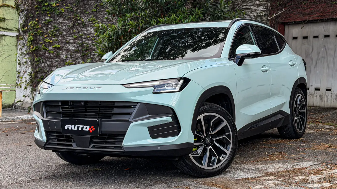 Jetour S06 Premium na cor Verde Aurora estático para teste e avaliação