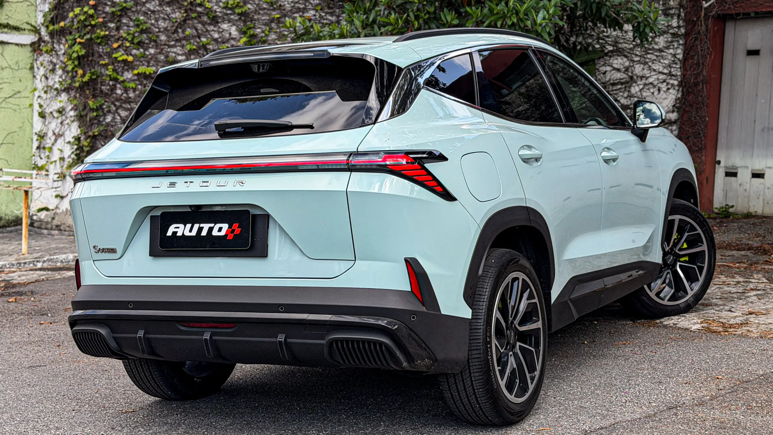 Jetour S06 Premium na cor Verde Aurora estático para teste e avaliação