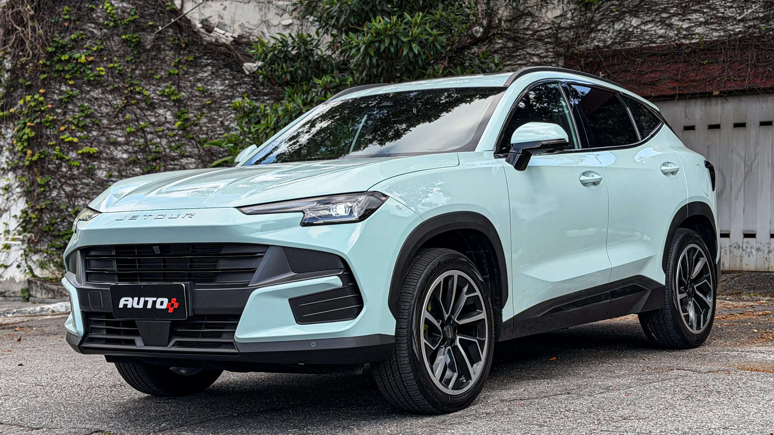 Jetour S06 Premium na cor Verde Aurora estático para teste e avaliação