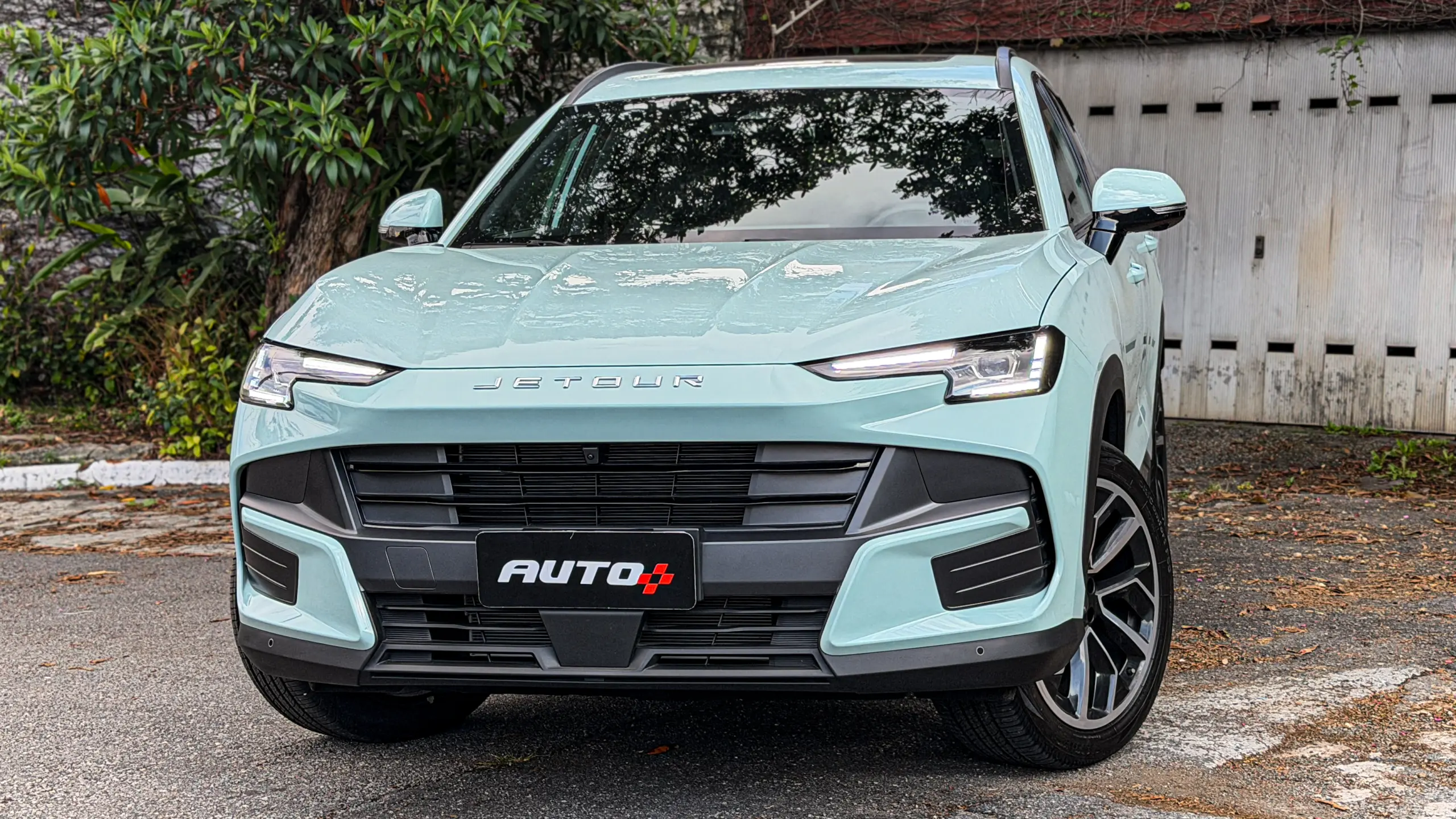 Jetour S06 Premium na cor Verde Aurora estático para teste e avaliação