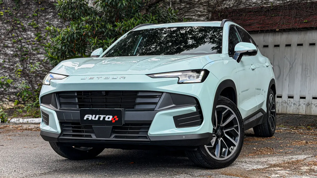 Jetour S06 Premium na cor Verde Aurora estático para teste e avaliação
