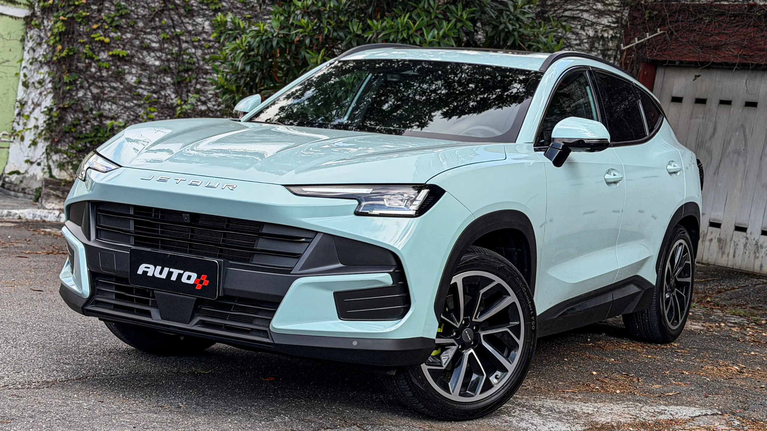 Jetour S06 Premium na cor Verde Aurora estático para teste e avaliação