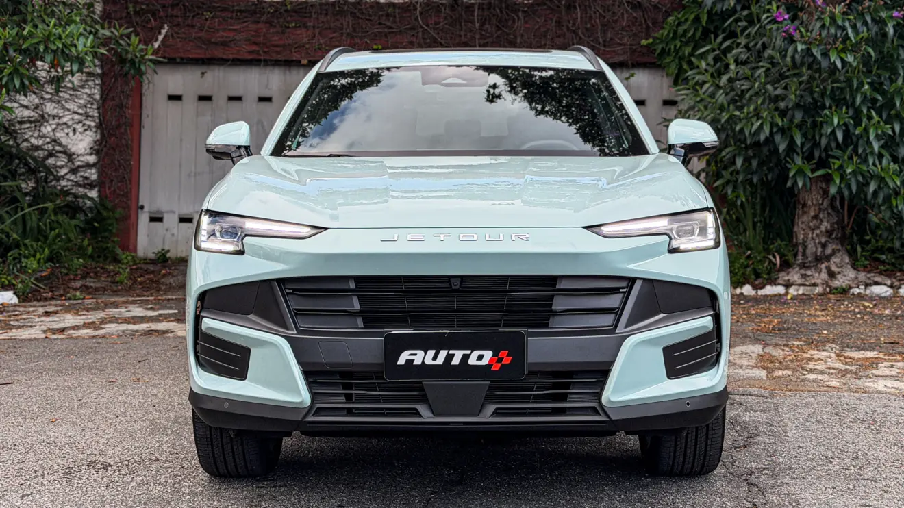 Jetour S06 Premium na cor Verde Aurora estático para teste e avaliação