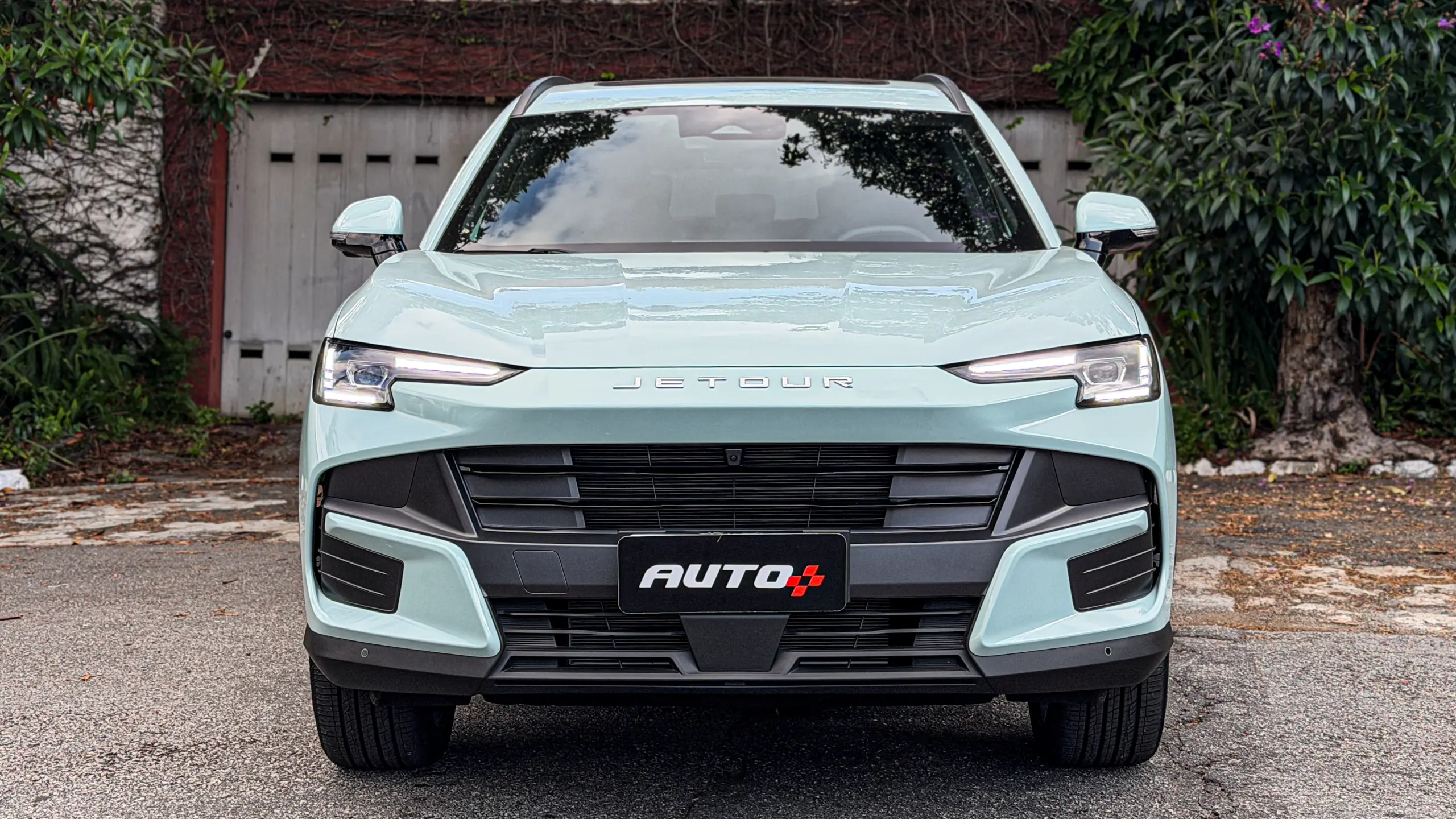 Jetour S06 Premium na cor Verde Aurora estático para teste e avaliação