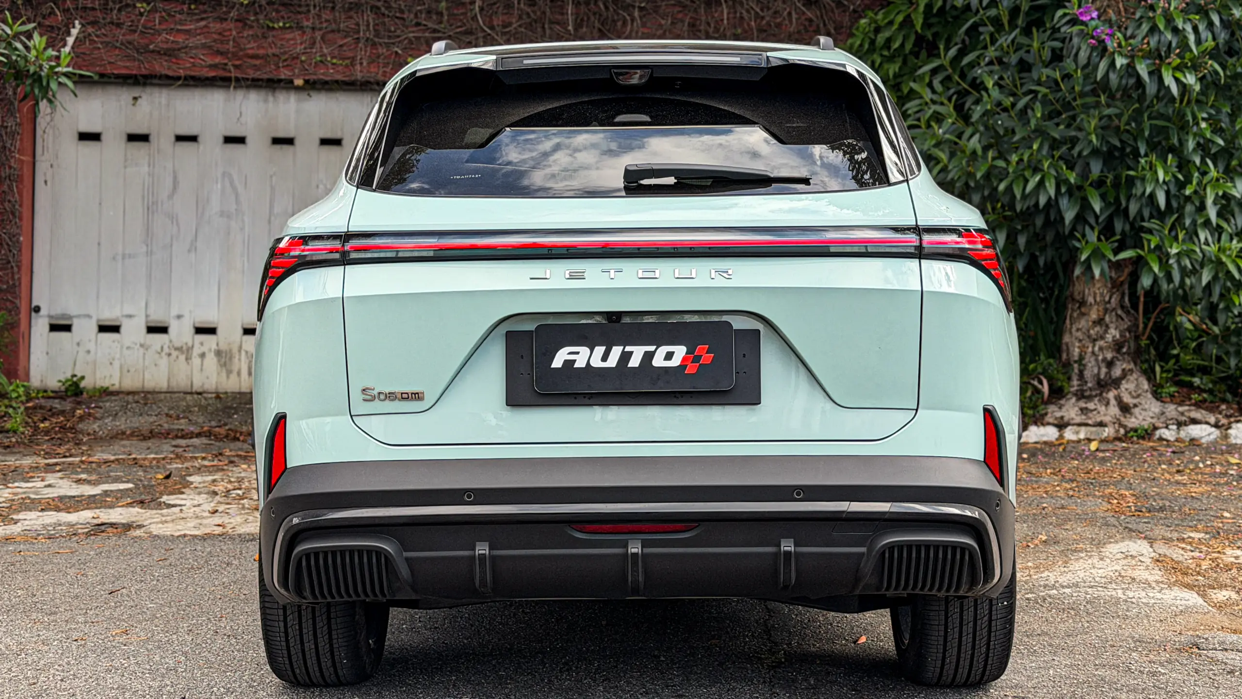 Jetour S06 Premium na cor Verde Aurora estático para teste e avaliação