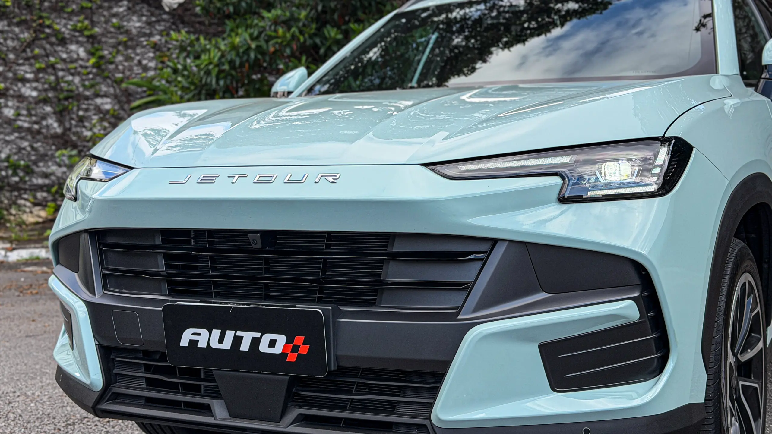 Jetour S06 Premium na cor Verde Aurora estático para teste e avaliação