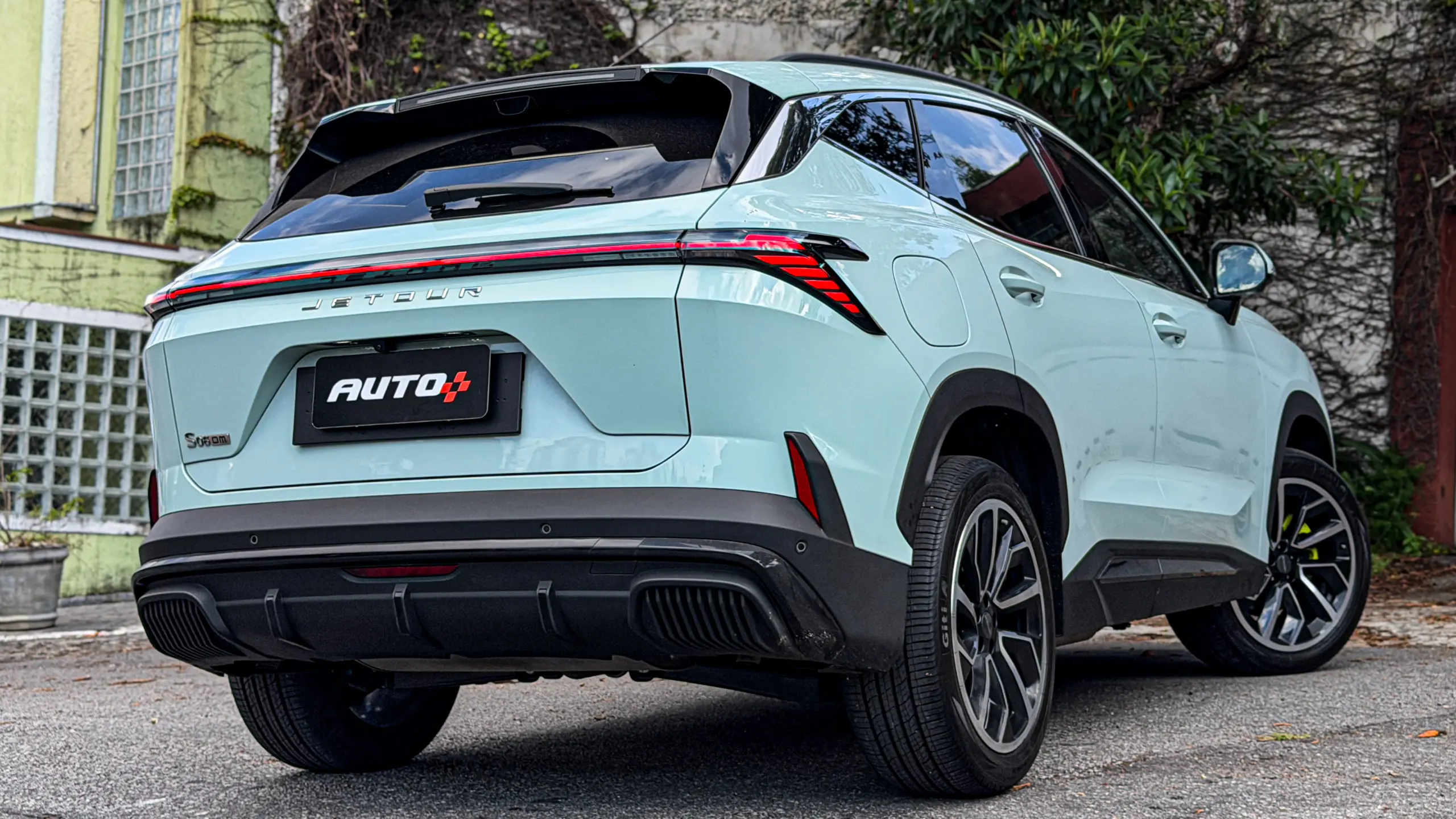 Jetour S06 Premium na cor Verde Aurora estático para teste e avaliação