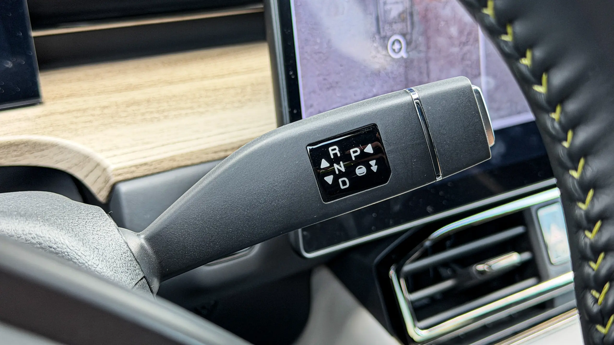 Jetour S06 Premium na cor Verde Aurora e seu interior para teste e avaliação