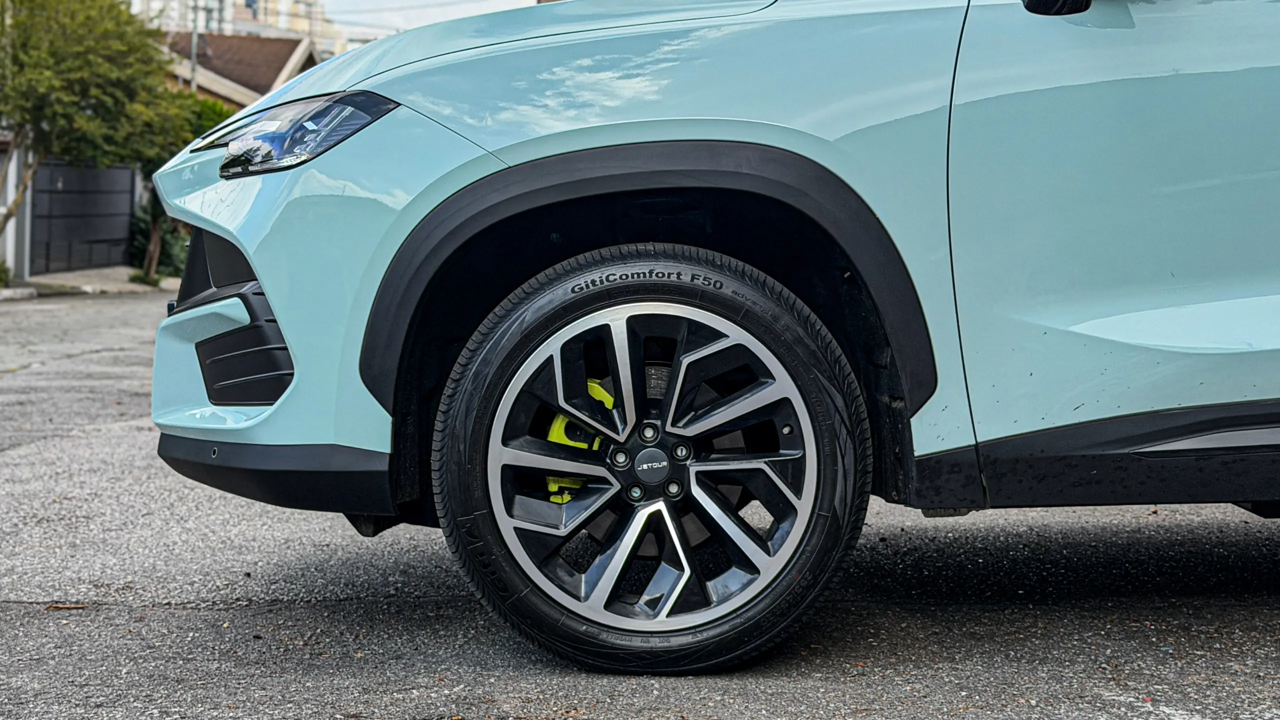 Jetour S06 Premium na cor Verde Aurora estático para teste e avaliação