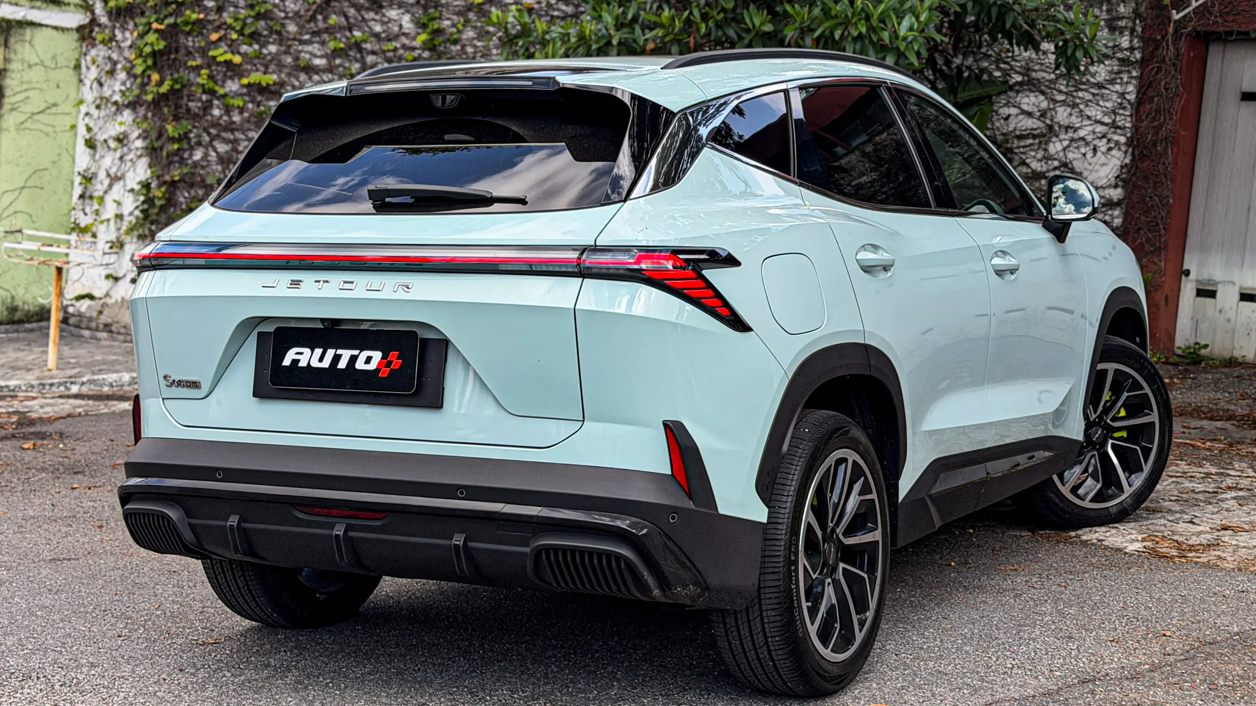 Jetour S06 Premium na cor Verde Aurora estático para teste e avaliação