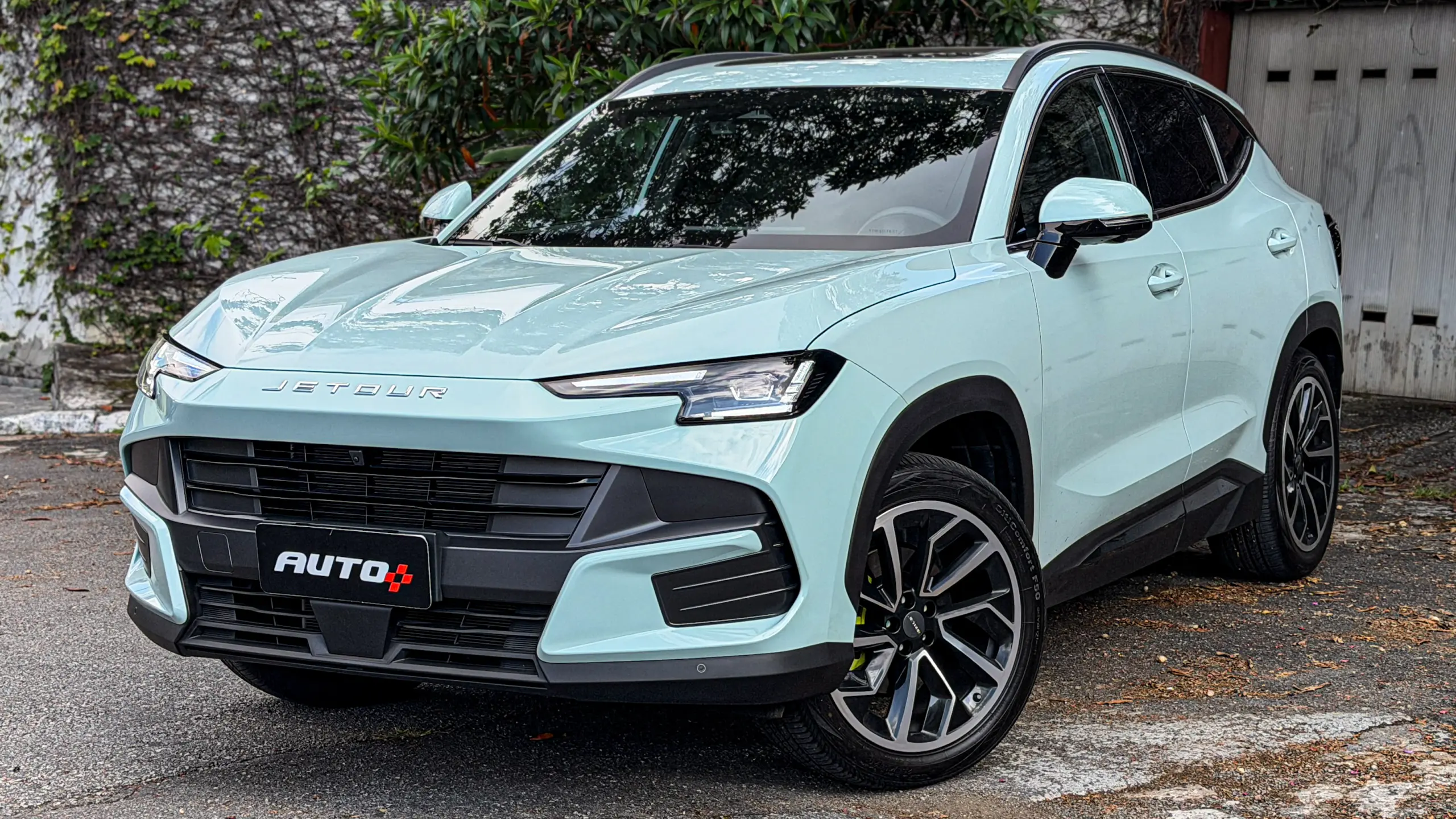 Jetour S06 Premium na cor Verde Aurora estático para teste e avaliação
