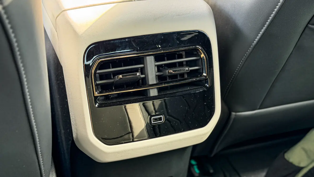 Jetour S06 Premium na cor Verde Aurora e seu interior para teste e avaliação