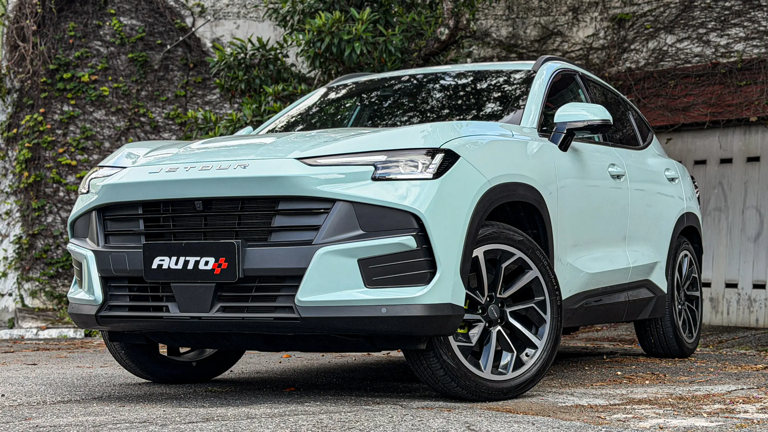 Jetour S06 Premium na cor Verde Aurora estático para teste e avaliação