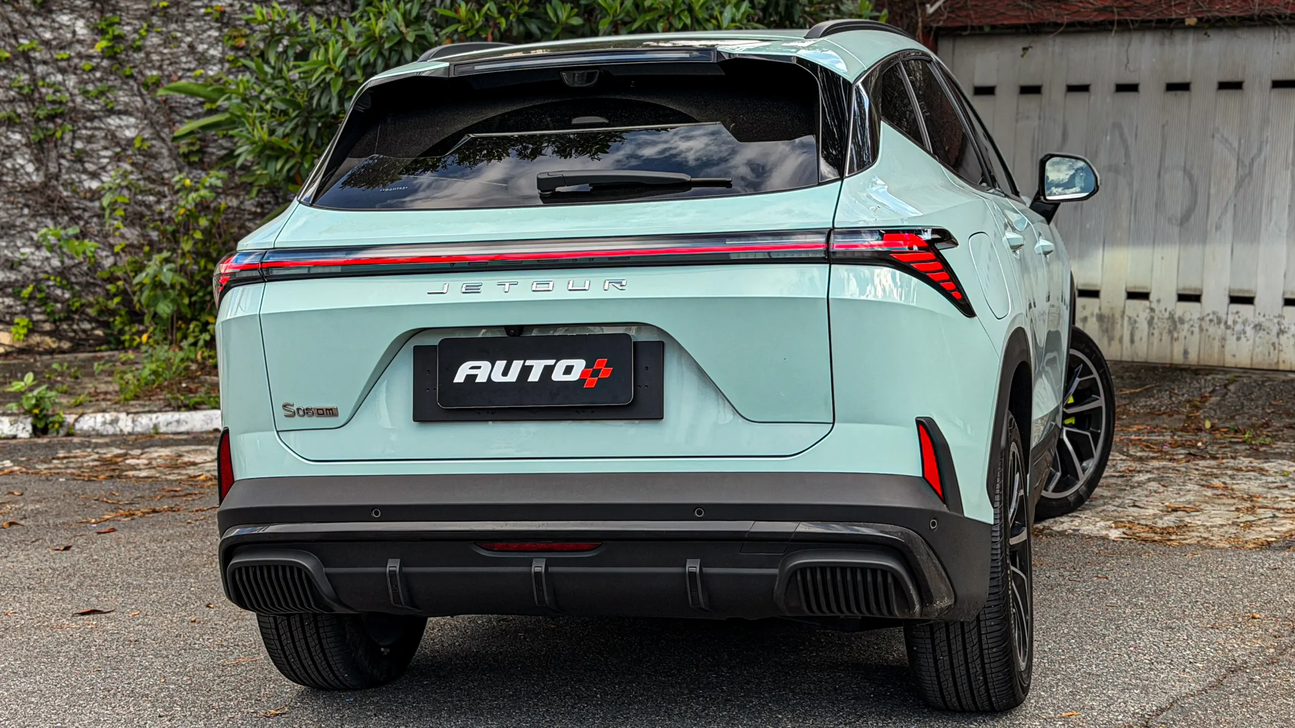 Jetour S06 Premium na cor Verde Aurora estático para teste e avaliação