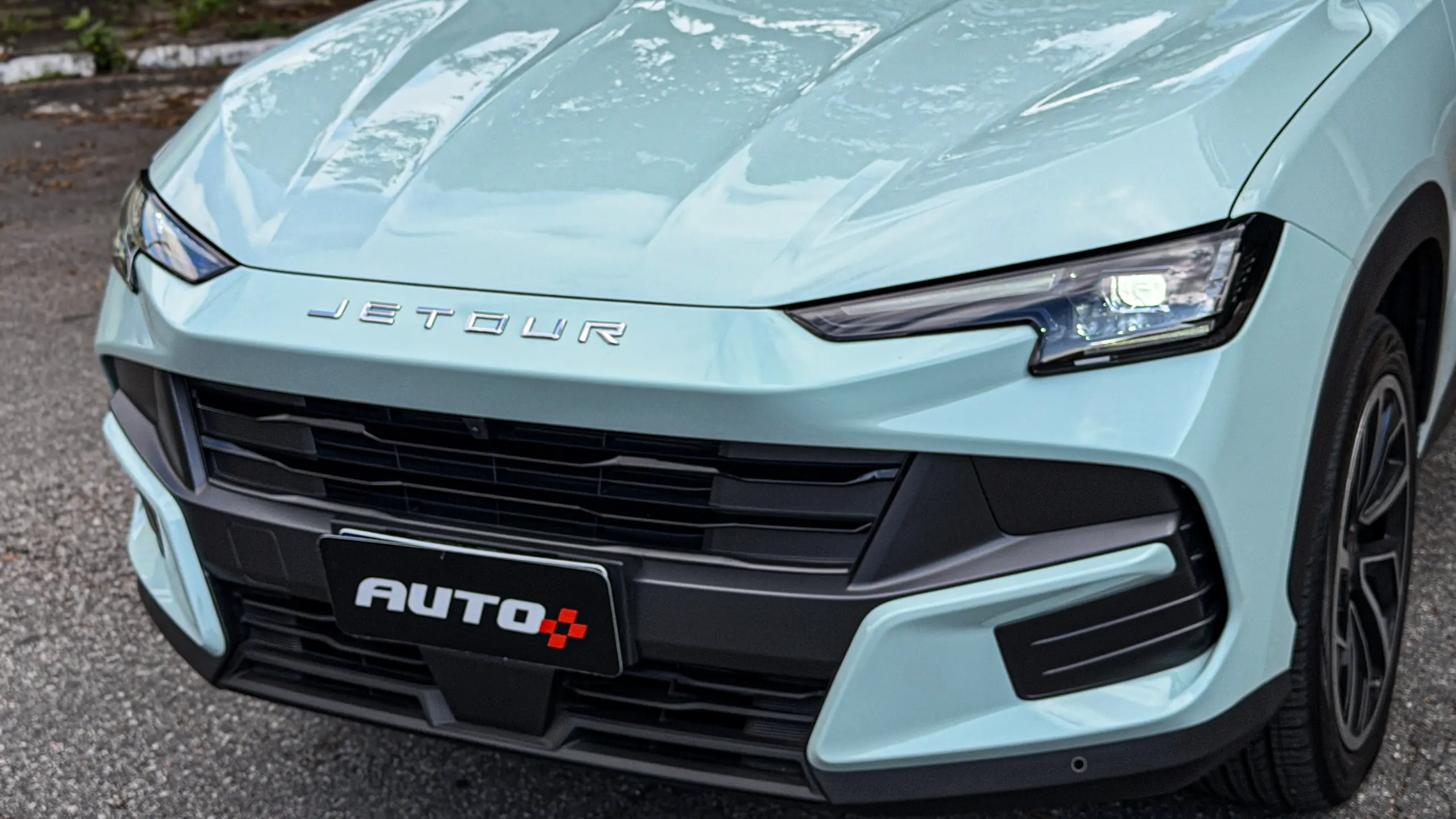 Jetour S06 Premium na cor Verde Aurora estático para teste e avaliação