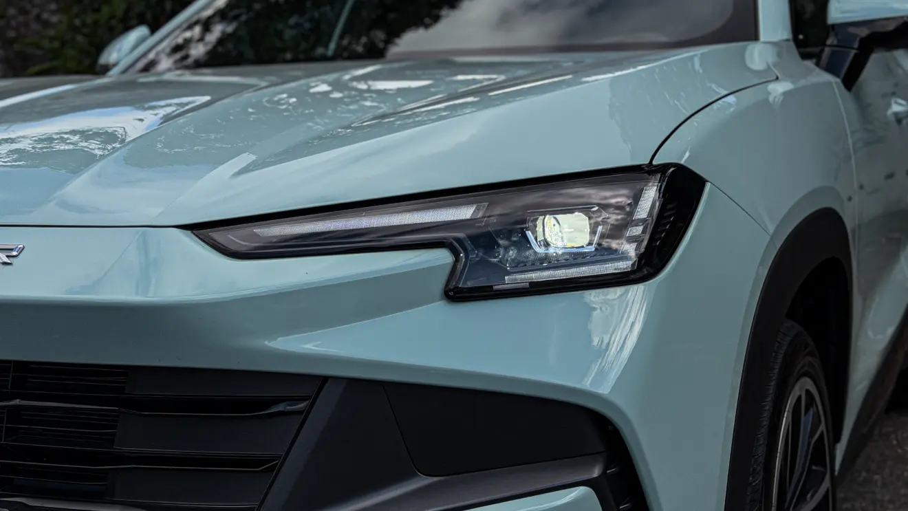 Jetour S06 Premium na cor Verde Aurora estático para teste e avaliação