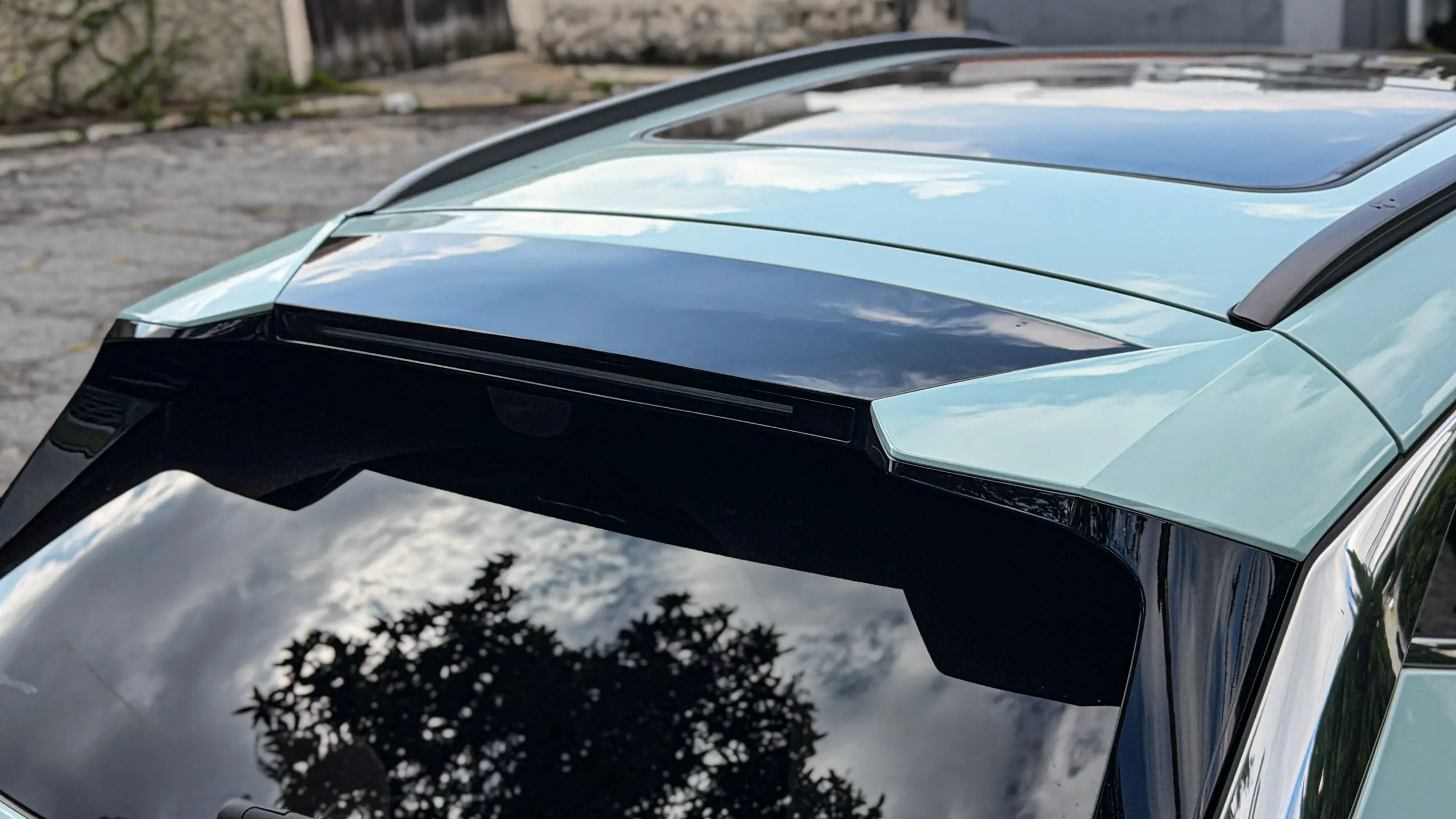 Jetour S06 Premium na cor Verde Aurora estático para teste e avaliação