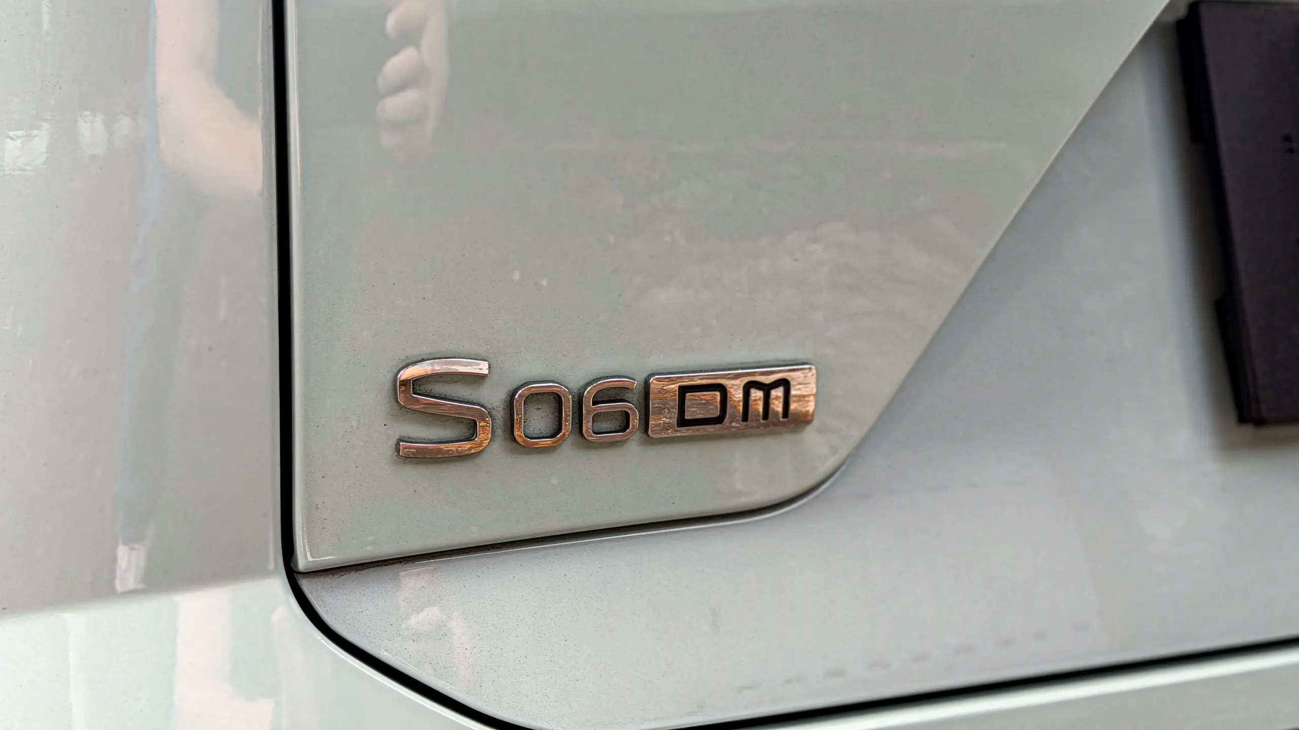 Jetour S06 Premium na cor Verde Aurora estático para teste e avaliação